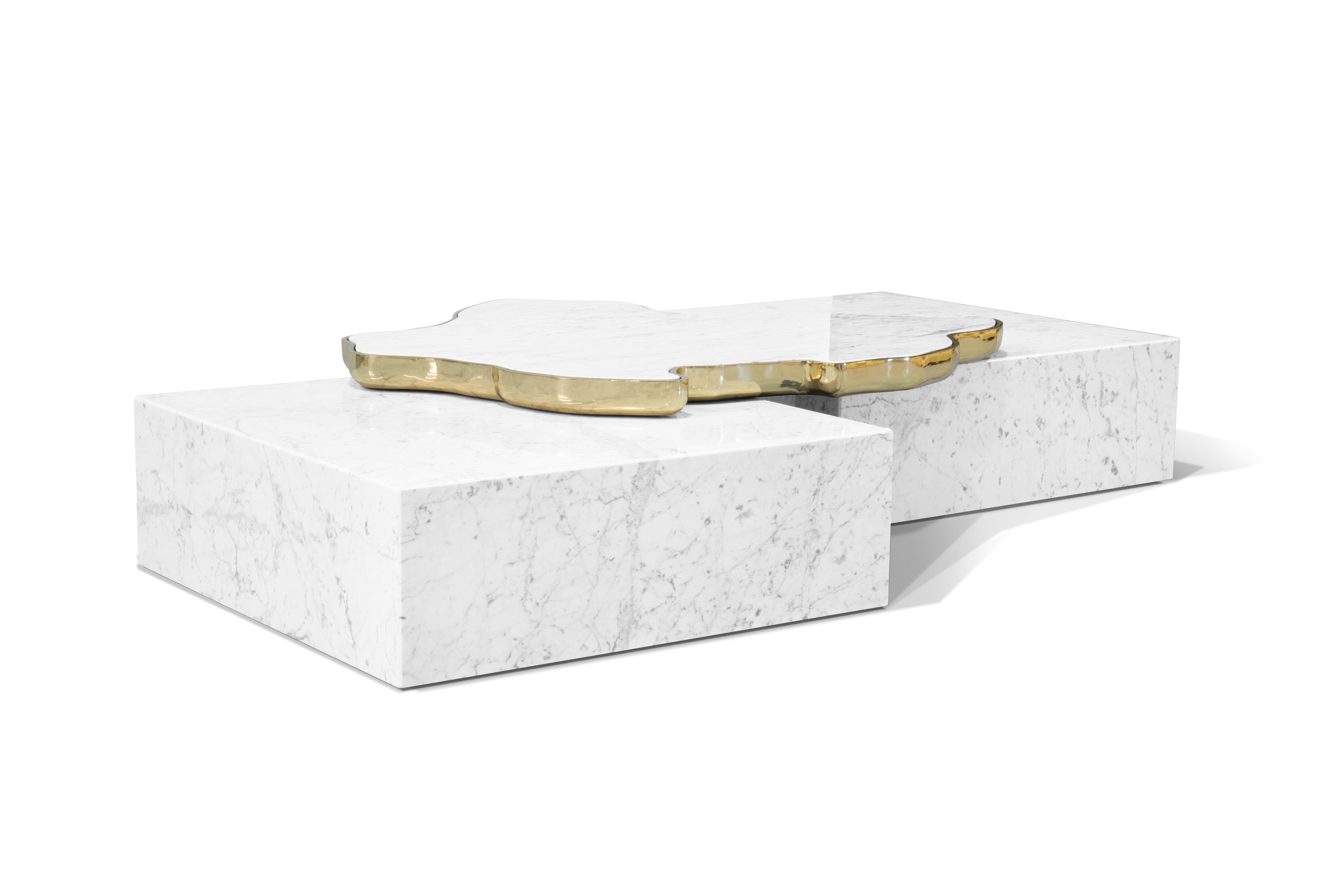 Le design de la table centrale moderne Navarra reflète la chaleur espagnole unique et le savoir-faire artisanal le plus fin. Le fond riche en couleurs, rehaussé par des veines épaisses et fines, porte le regard vers le plateau de cette table,