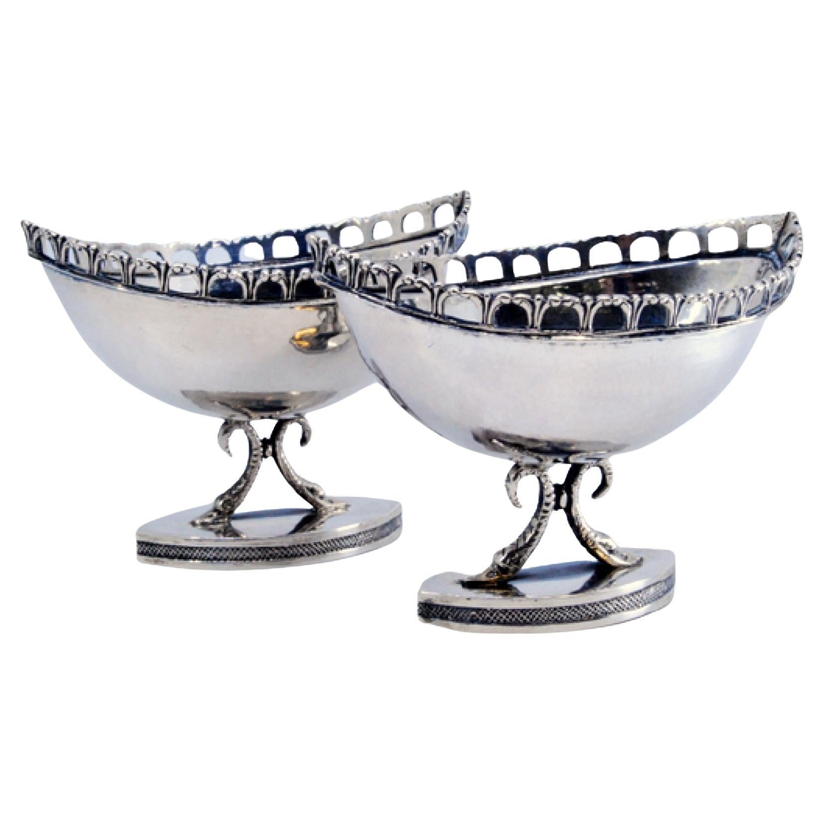 Nave-shaped silver salt 
pepper with scalloped rim 
lace base