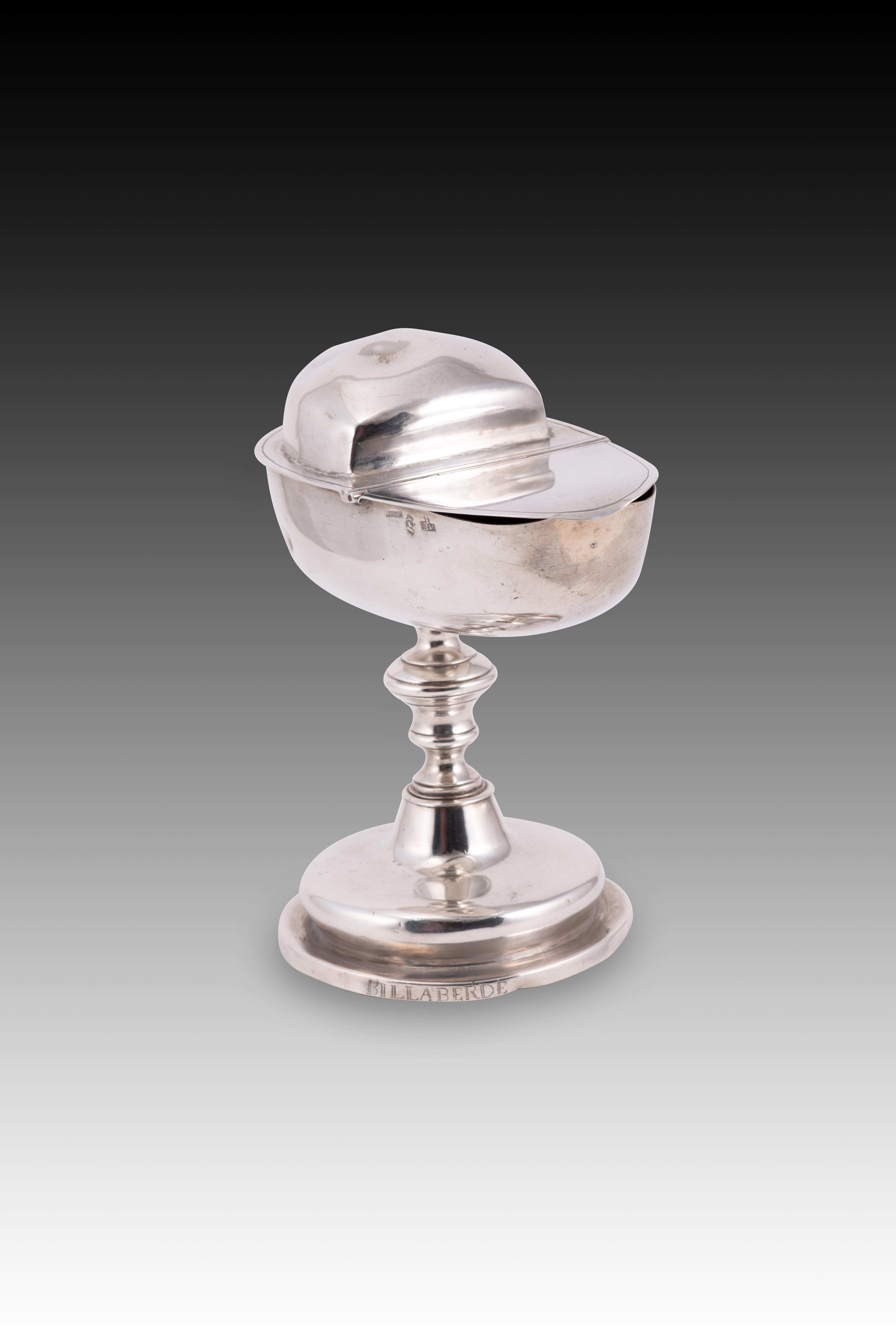 Naveta. Il colore è argento. Salamanca, Spagna, 1824-1850. 
Con segni di contrasto e testo. 
Vaso d'argento nel suo colore con una base circolare a gradini decorata con modanature pronte, un asse o base tornita con linee e una parte superiore