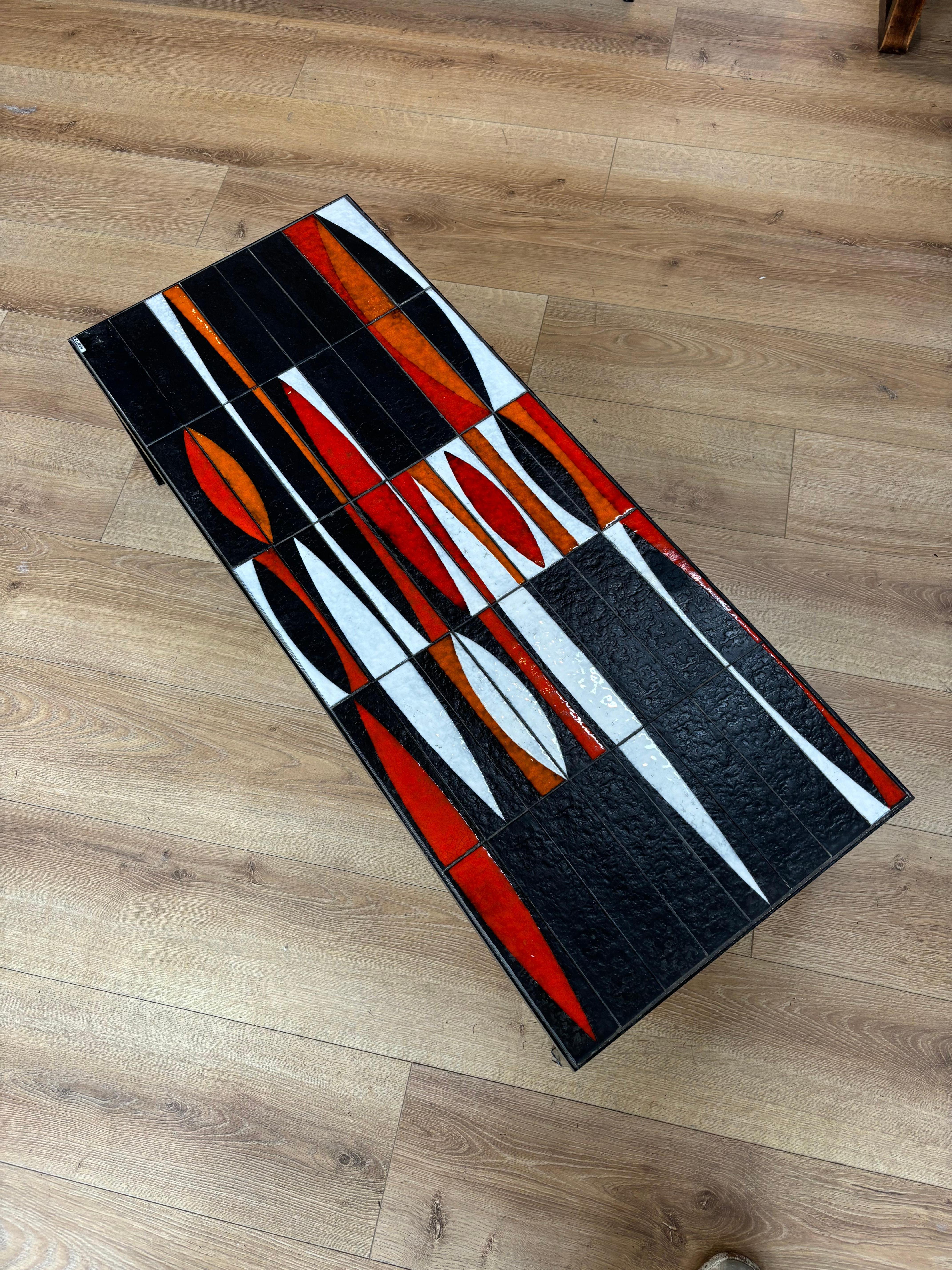 Jolie table basse dite « navette » par Roger Capron. 