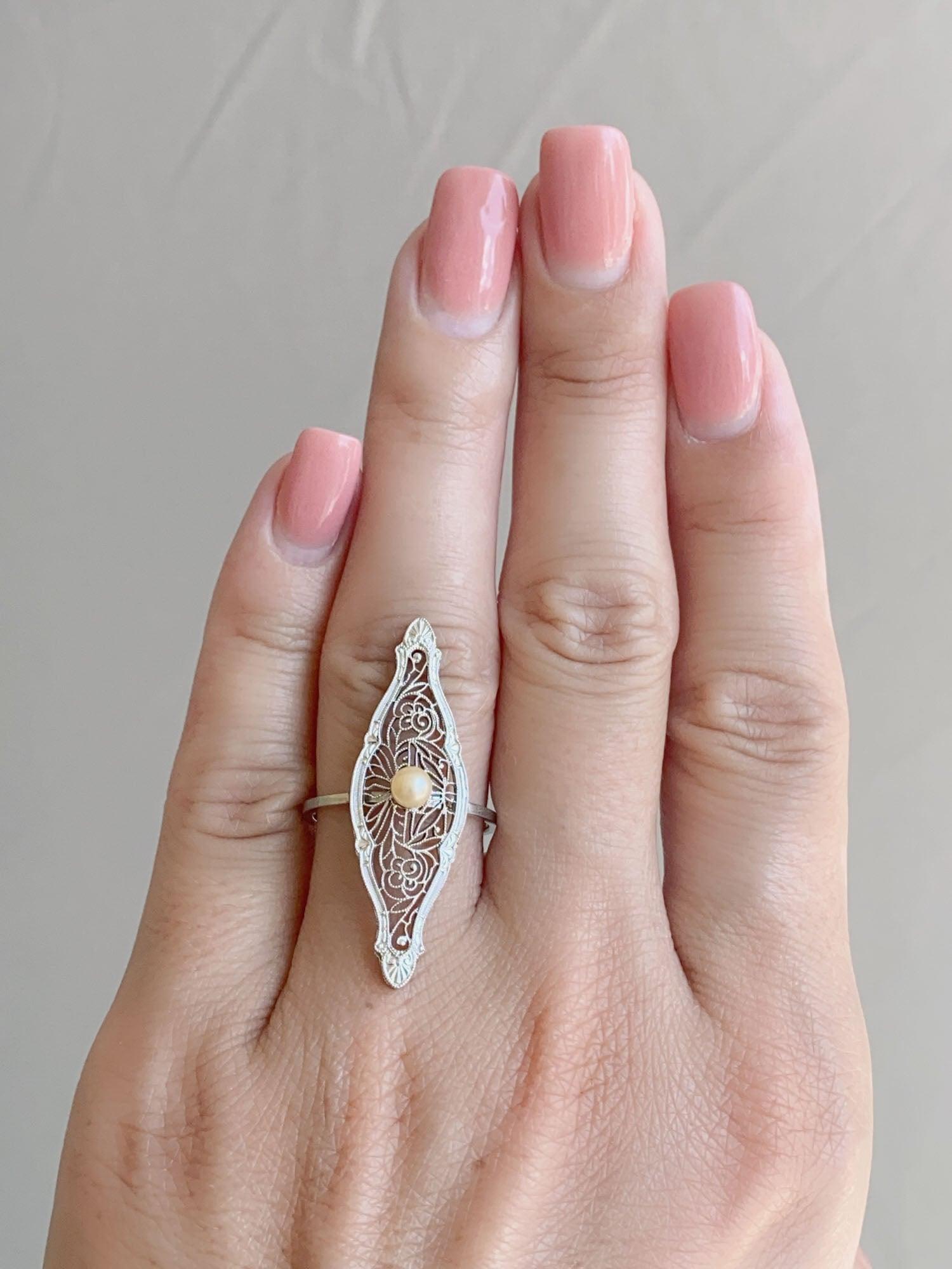 Anello di conversione a spilla d'epoca a forma di navetta Krementz in filigrana e perle 14K White in vendita 1