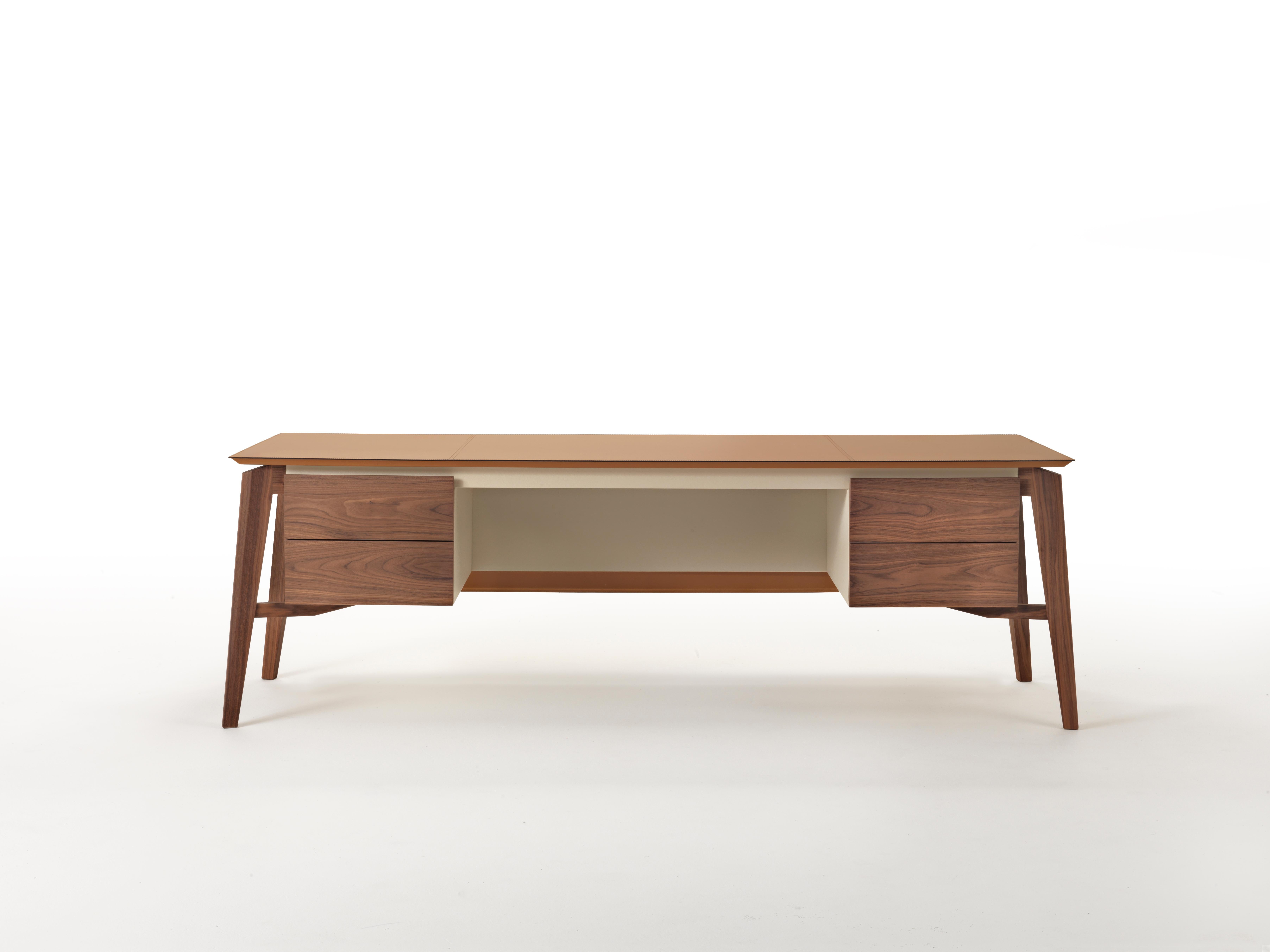 Moderno Naviglio scrittoio a ponte, gambe in legno e top e pannello cortesia in cuoio. in vendita