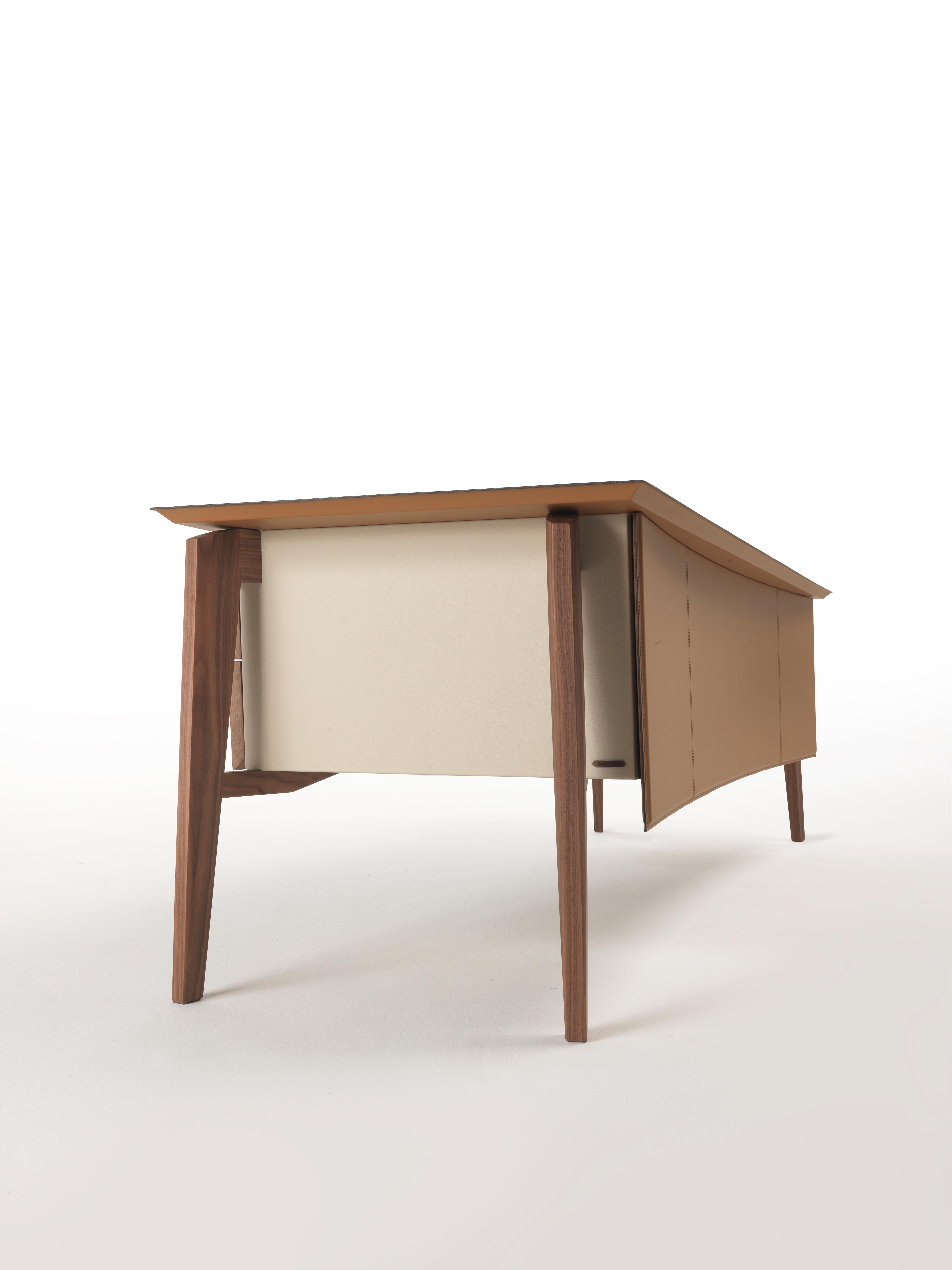 Italian Naviglio scrittoio a ponte, gambe in legno e top e pannello cortesia in cuoio. in vendita