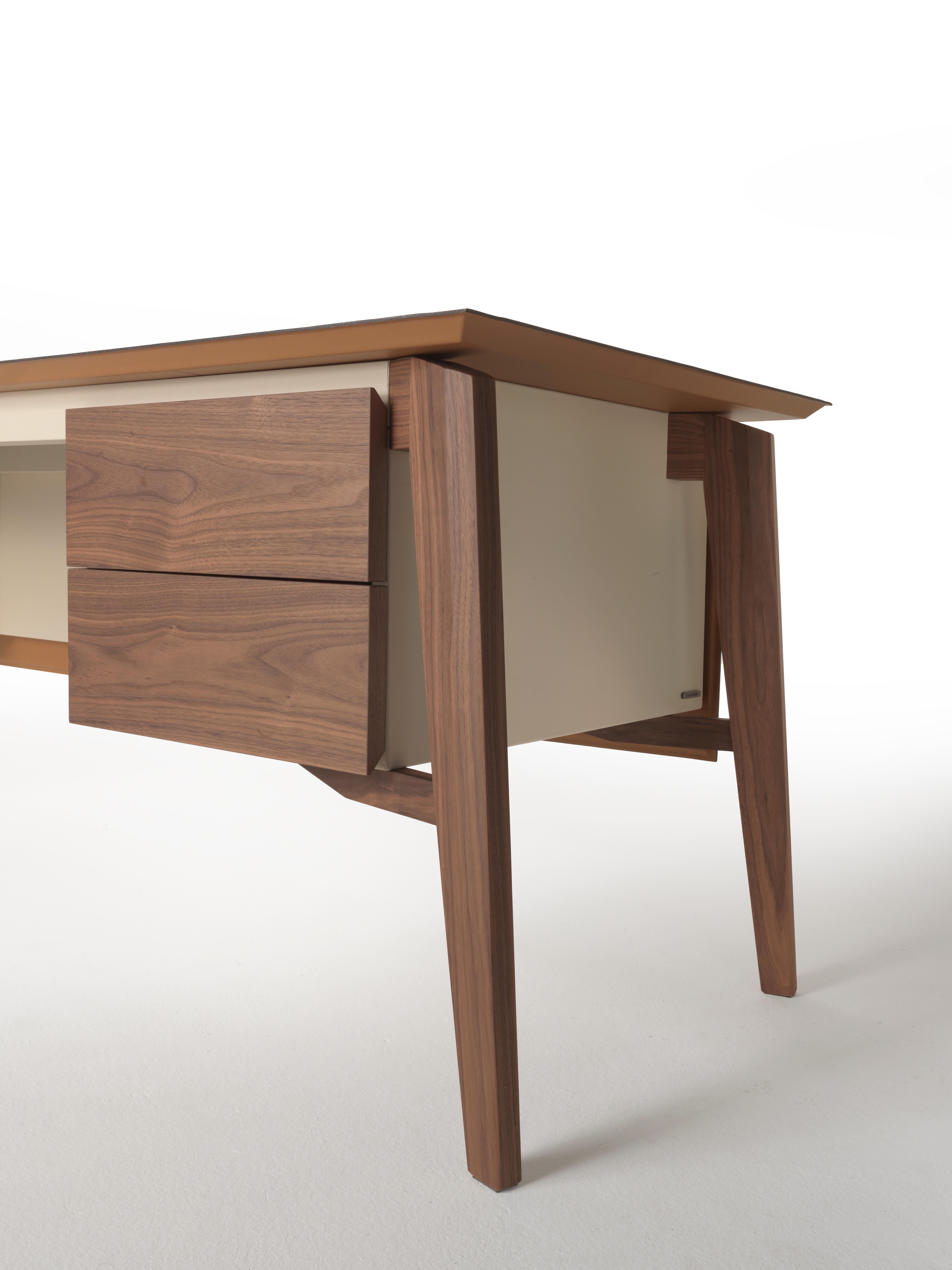 Fatto a mano Naviglio scrittoio a ponte, gambe in legno e top e pannello cortesia in cuoio. in vendita