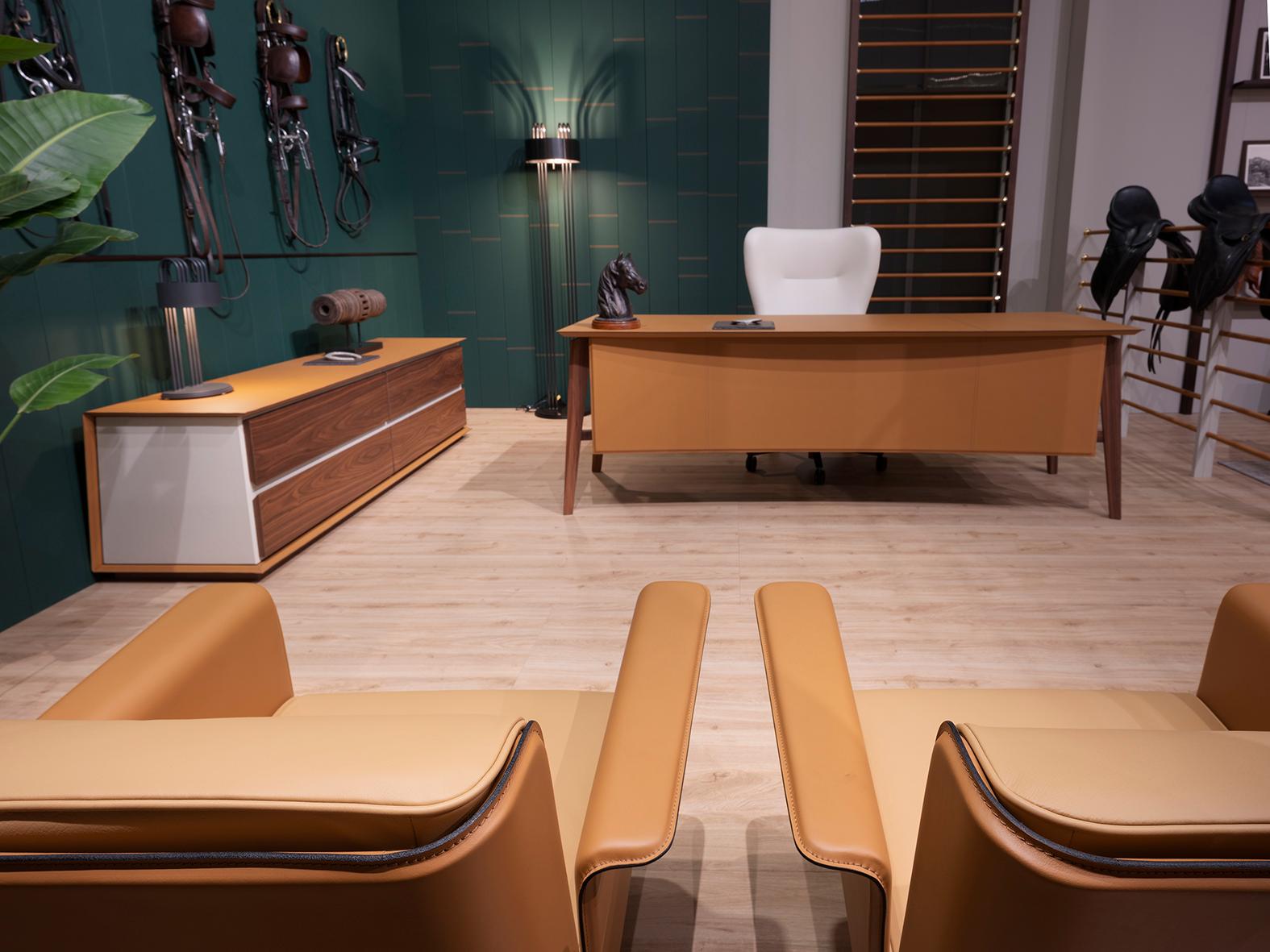 Periodo contemporaneo Naviglio scrittoio a ponte, gambe in legno e top e pannello cortesia in cuoio. in vendita