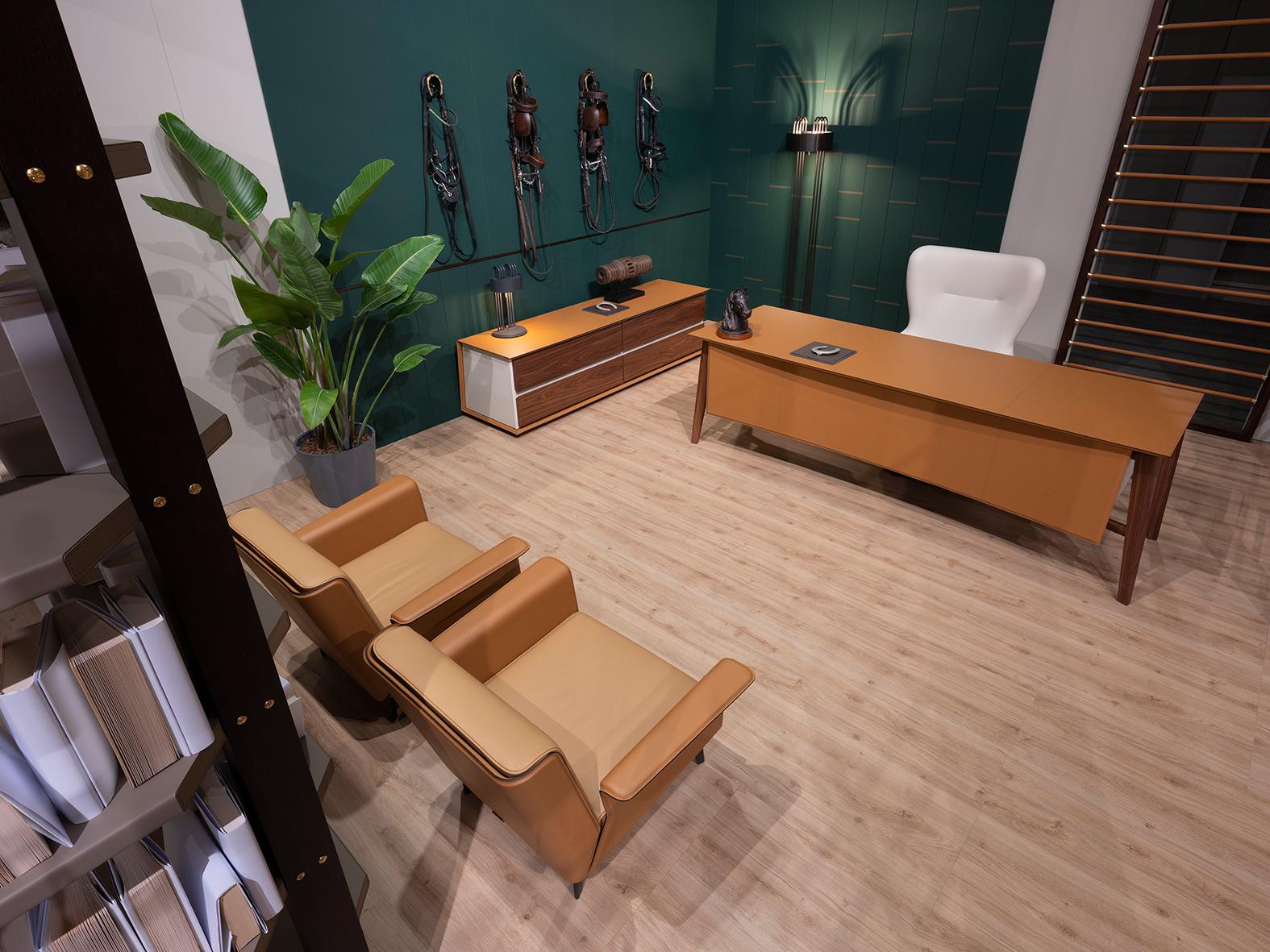 Pelle Naviglio scrittoio a ponte, gambe in legno e top e pannello cortesia in cuoio. in vendita