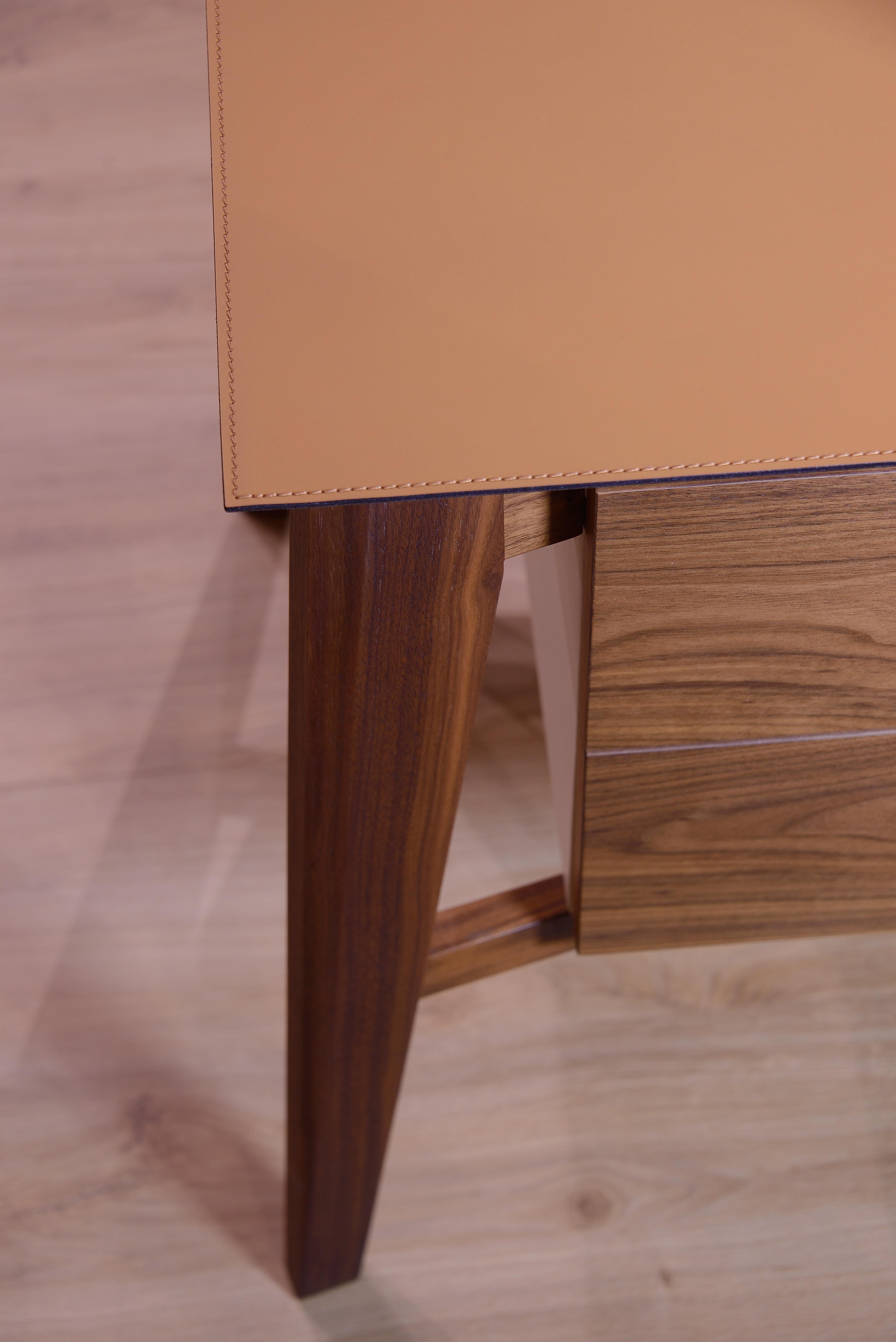 Naviglio scrittoio a ponte, gambe in legno e top e pannello cortesia in cuoio. in vendita 1