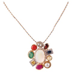 Navratna Gold-Anhänger von Kahana Jewels Navratna Gold-Anhänger von Kahana Jewels