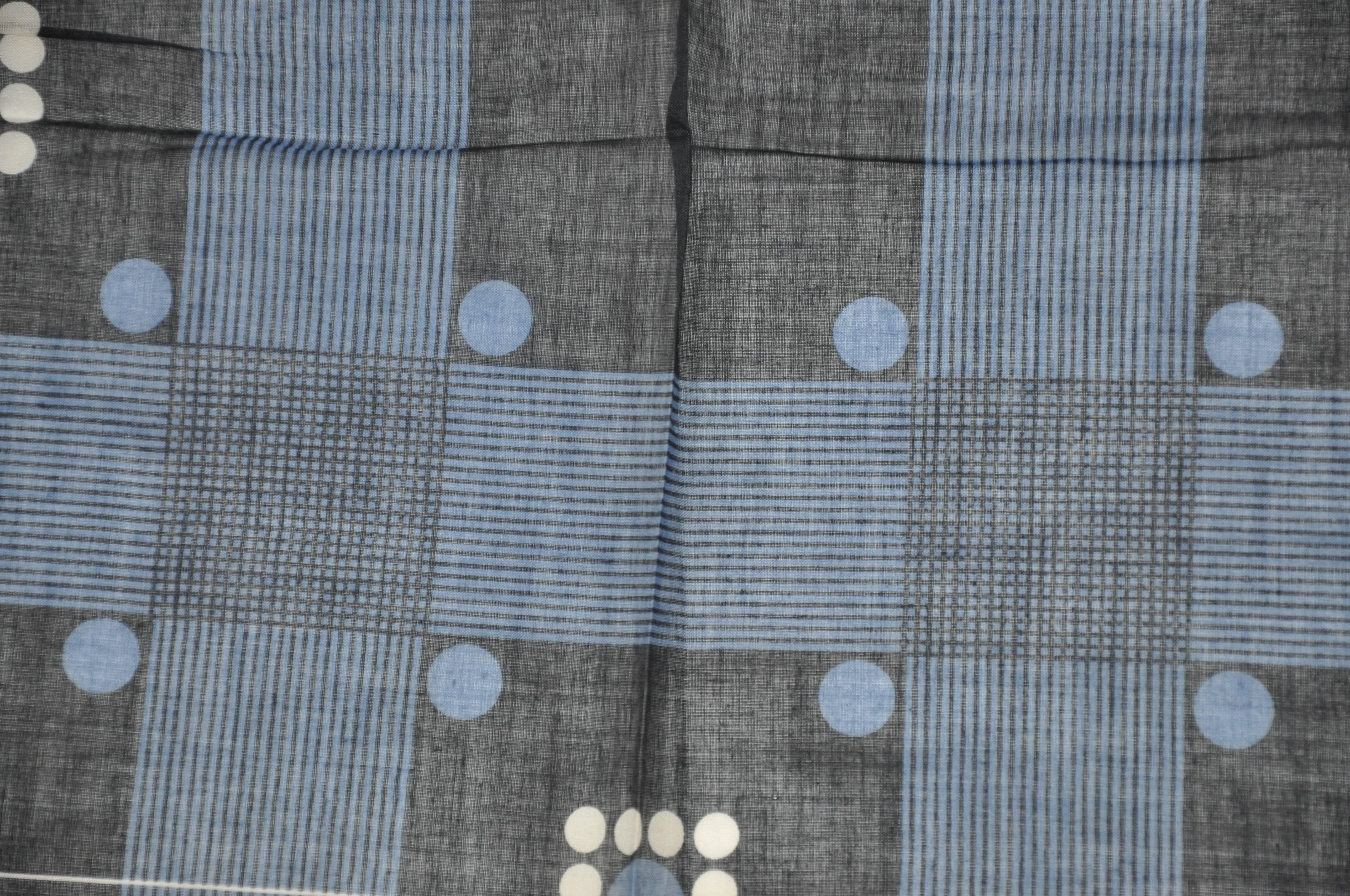 Noir Mouchoir à main en coton suisse bleu marine et noir « Stripes & Dots » avec bords roulés à la main en vente