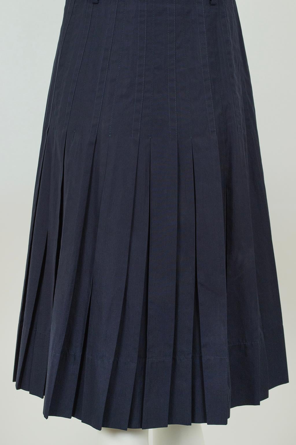 Robe-chemise sans manches à plis en forme de couteau d'Akris, marine, étiquettes d'origine - XS, 2012 en vente 8