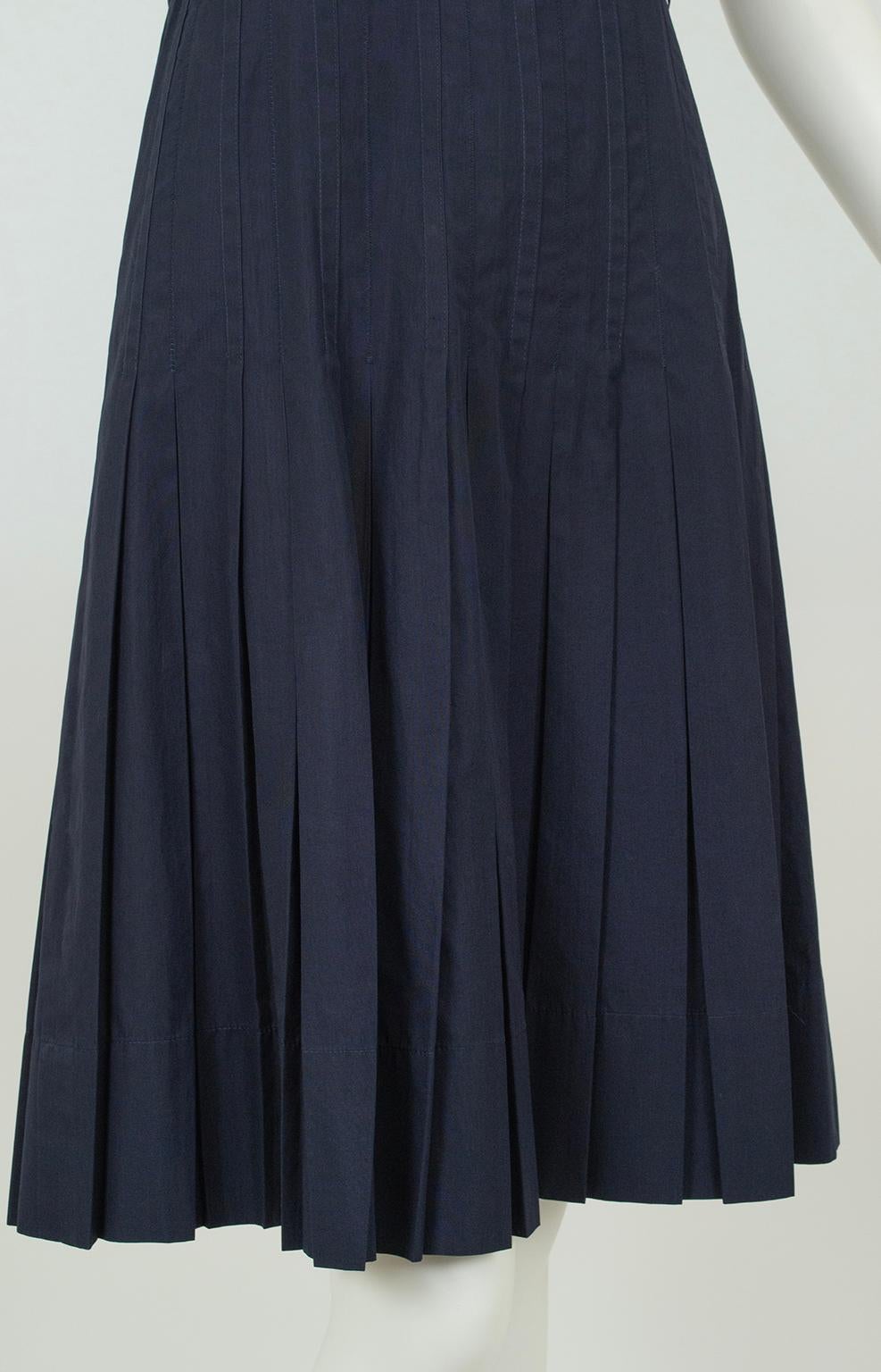 Robe-chemise sans manches à plis en forme de couteau d'Akris, marine, étiquettes d'origine - XS, 2012 en vente 9