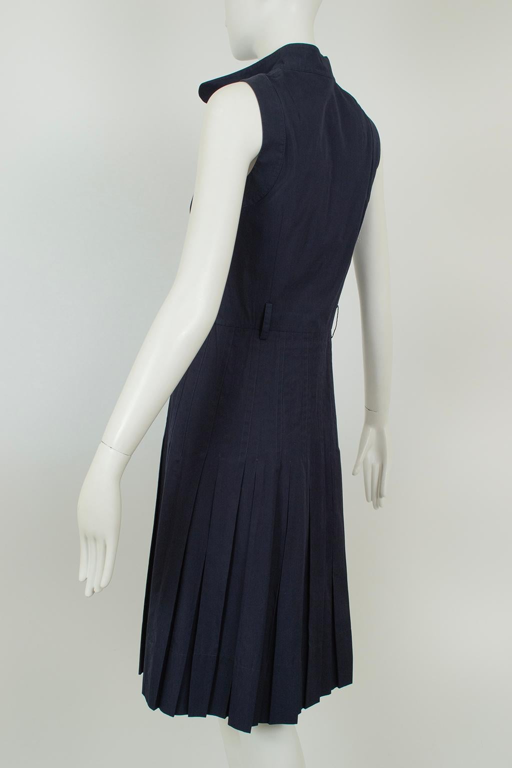 Noir Robe-chemise sans manches à plis en forme de couteau d'Akris, marine, étiquettes d'origine - XS, 2012 en vente