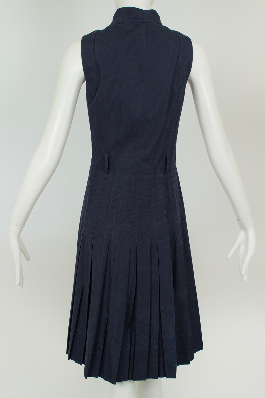Robe-chemise sans manches à plis en forme de couteau d'Akris, marine, étiquettes d'origine - XS, 2012 Bon état - En vente à Tucson, AZ
