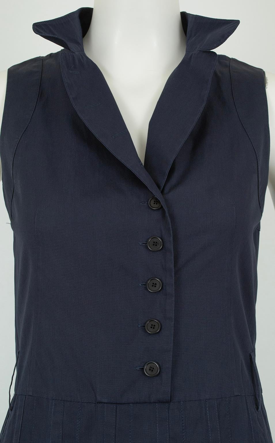 Robe-chemise sans manches à plis en forme de couteau d'Akris, marine, étiquettes d'origine - XS, 2012 Pour femmes en vente