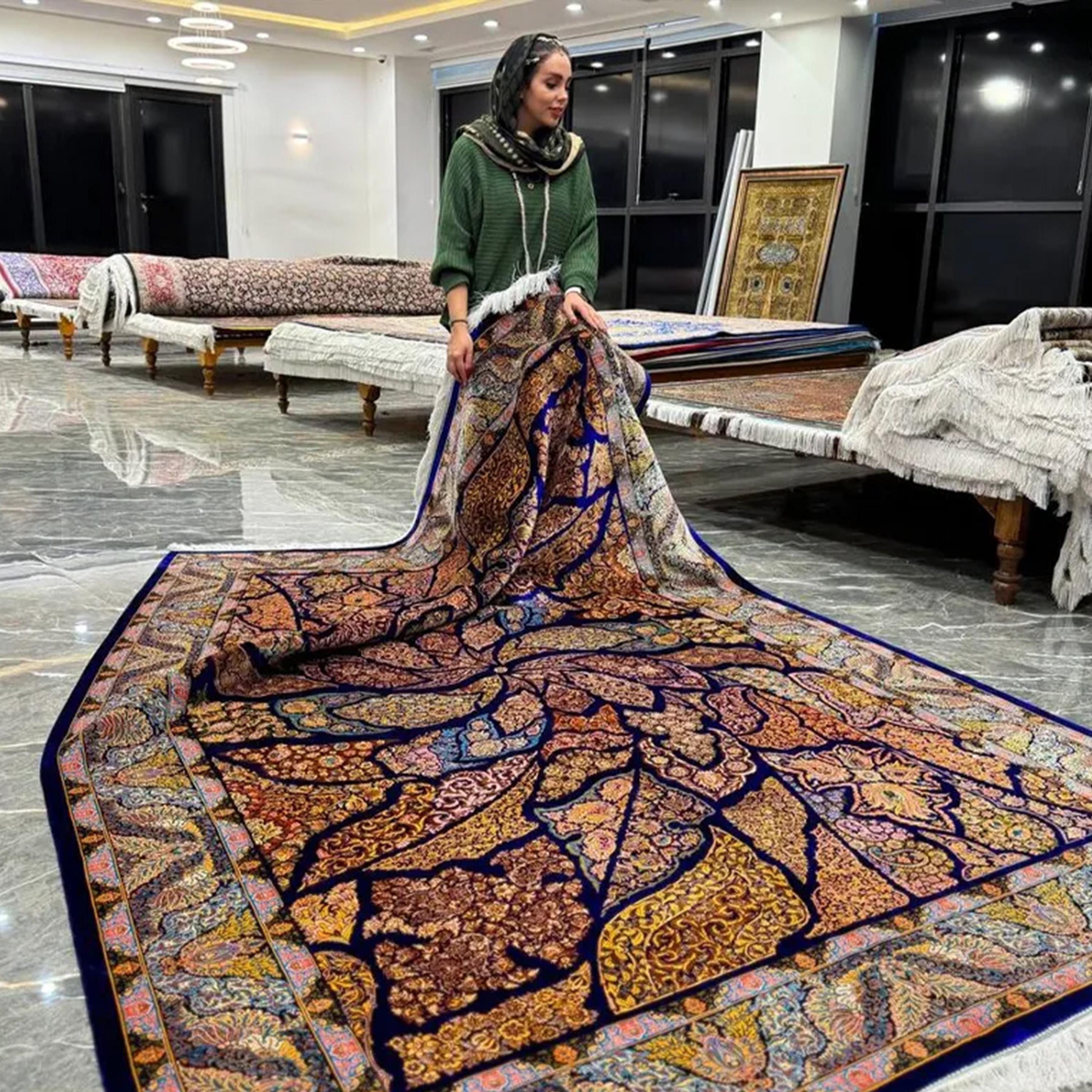 Marineblaues und kupfernes Blattmotiv Persischer Teppich aus reiner Seide, iranische Handwerkskunst, 0047 (Handgeknüpft) im Angebot