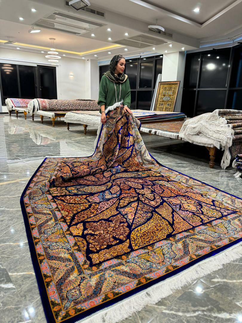 Marineblaues und kupfernes Blattmotiv Persischer Teppich aus reiner Seide, iranische Handwerkskunst, 0047 (21. Jahrhundert und zeitgenössisch) im Angebot