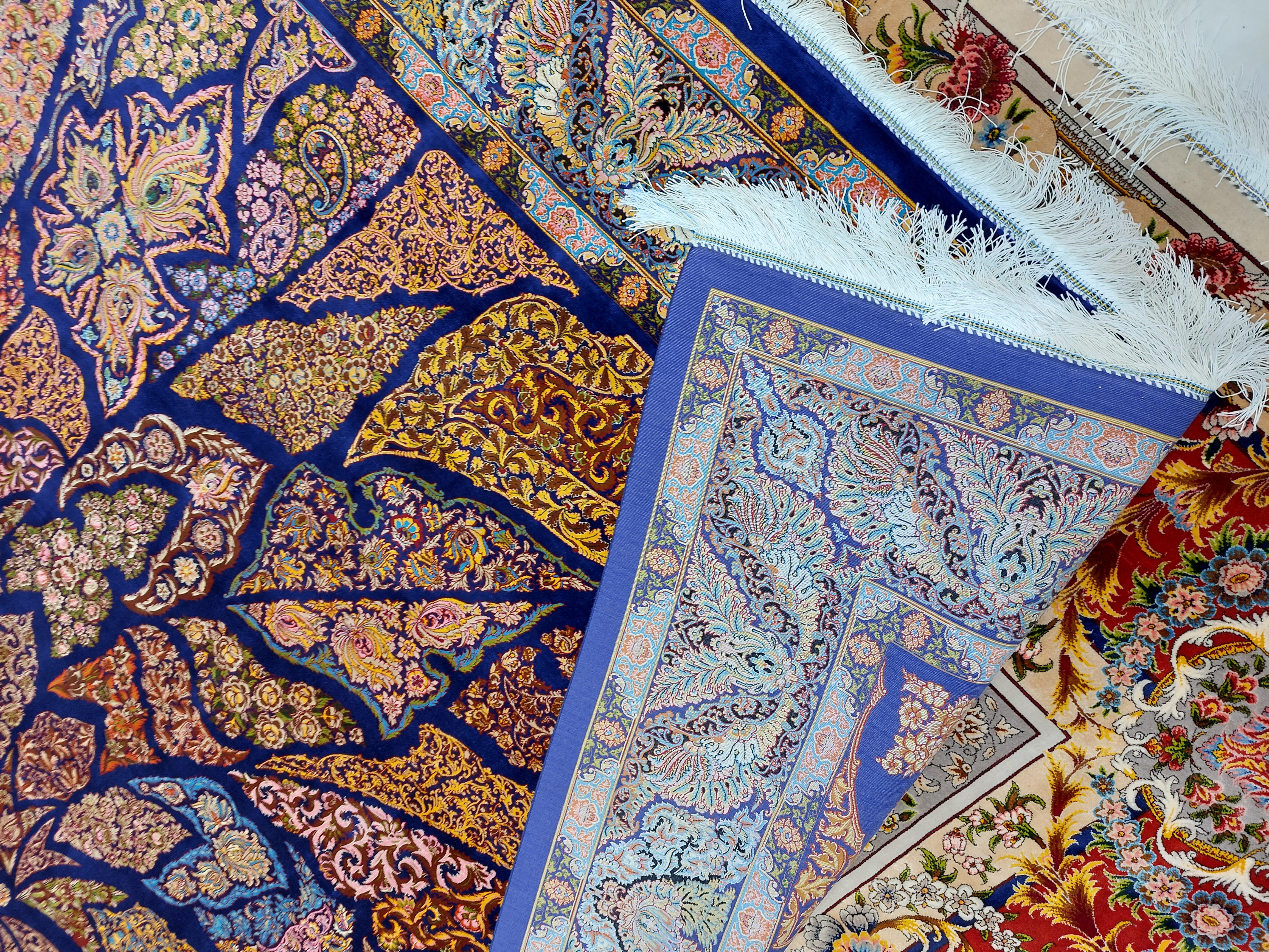 Marineblaues und kupfernes Blattmotiv Persischer Teppich aus reiner Seide, iranische Handwerkskunst, 0047 im Angebot 1