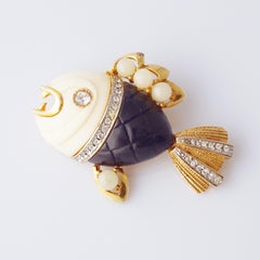 Broche poisson piranha en lucite marine et crème par Hattie Carnegie, années 1960