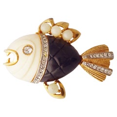 Broche poisson piranha en lucite marine et crème par Hattie Carnegie, années 1960