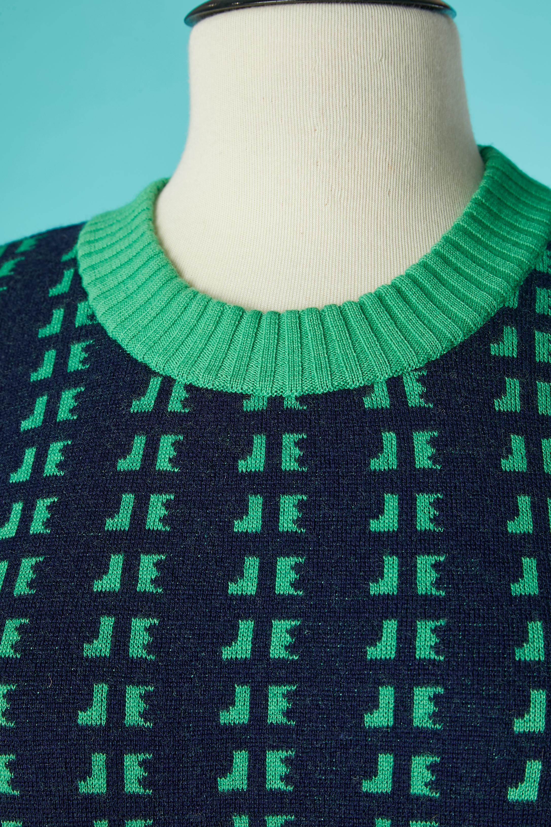 Jersey de manga corta de punto jacquard azul marino y verde. No hay etiqueta de composición del tejido, pero probablemente el punto sea lana mezclada con poliéster.
TALLA M