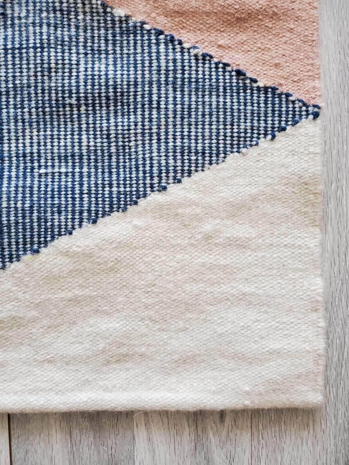 Handgefertigter Teppich in Marineblau und Rosa - Killim (Ägyptisch) im Angebot