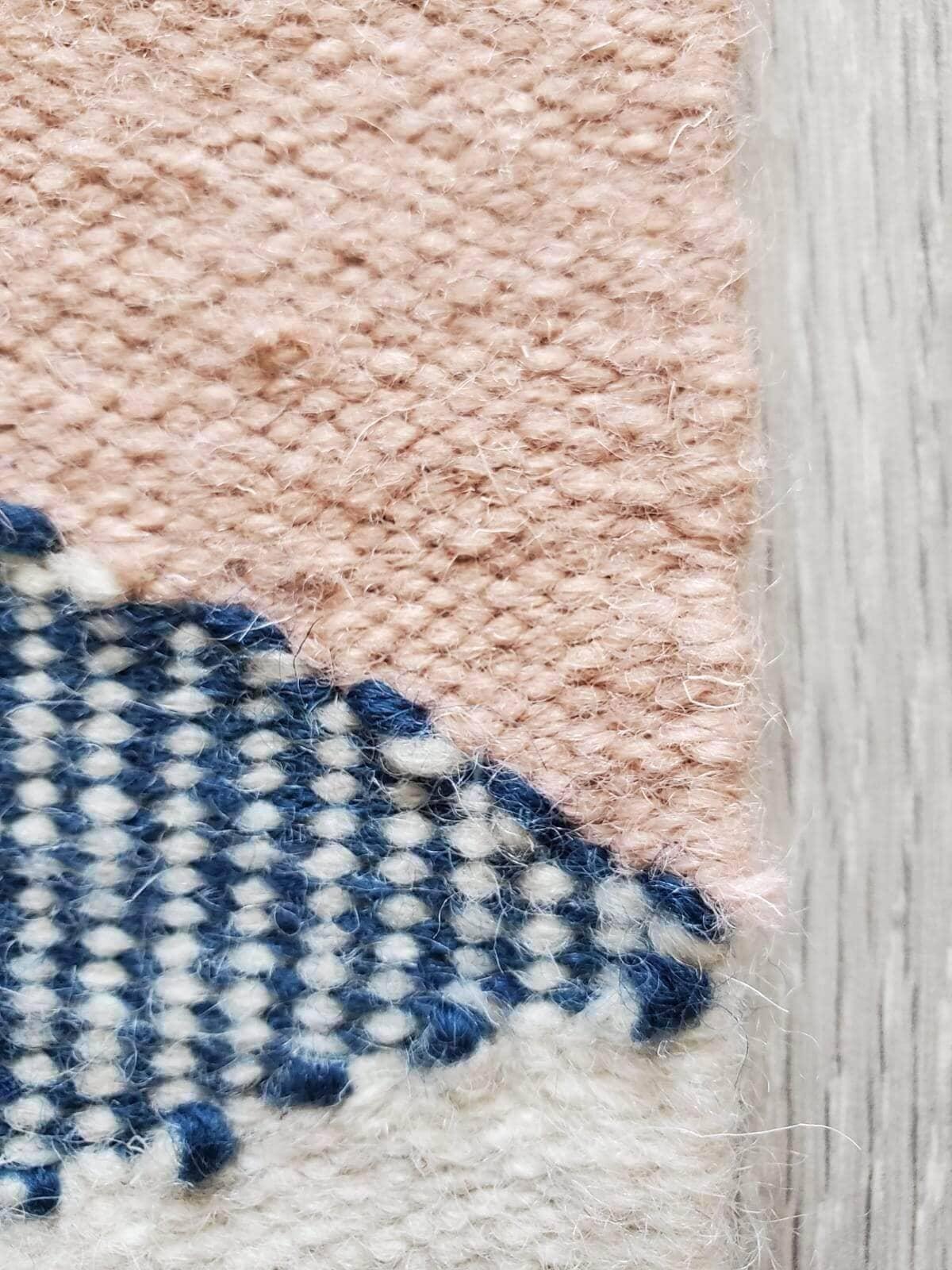 Handgefertigter Teppich in Marineblau und Rosa - Killim (Handgewebt) im Angebot