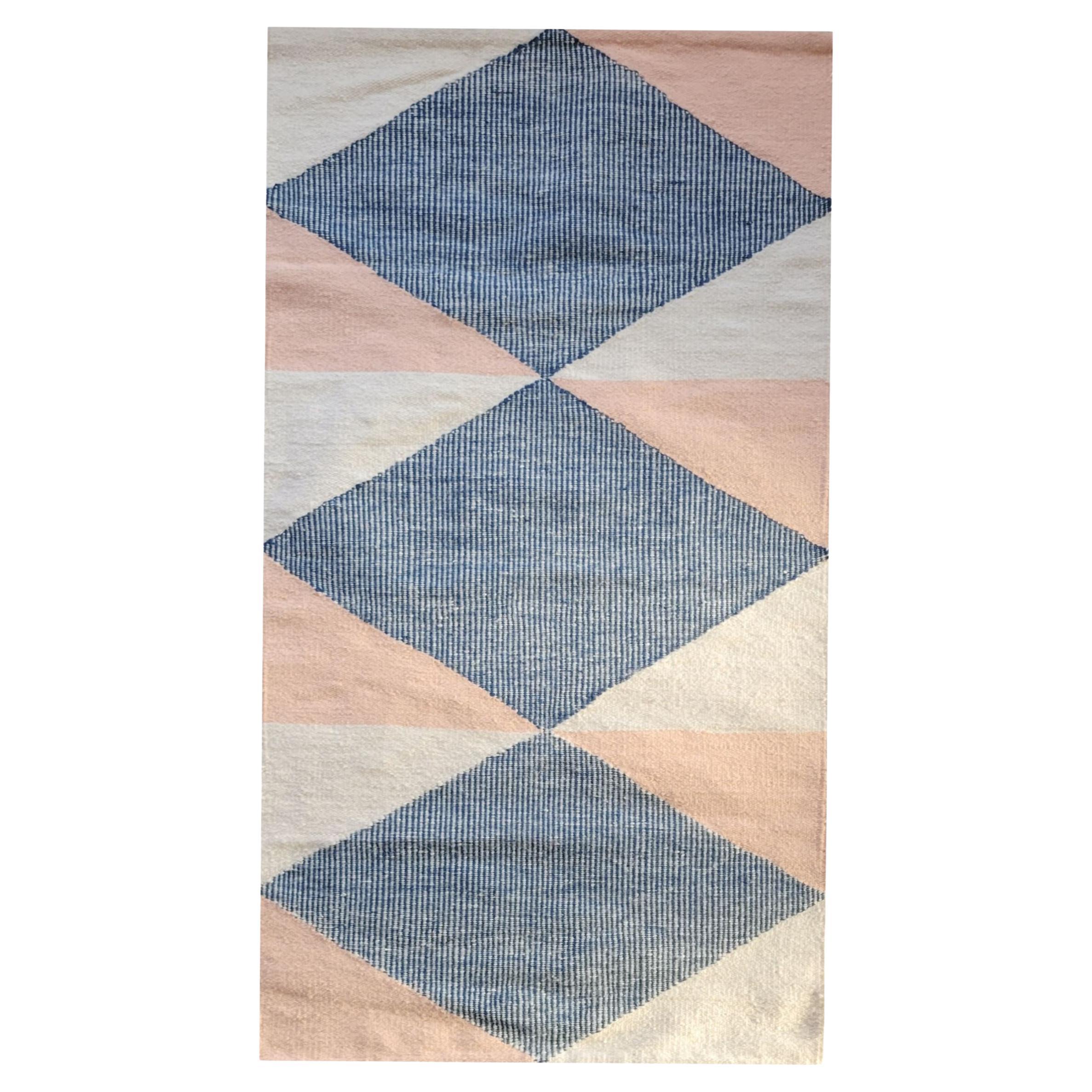 Handgefertigter Teppich in Marineblau und Rosa - Killim im Angebot