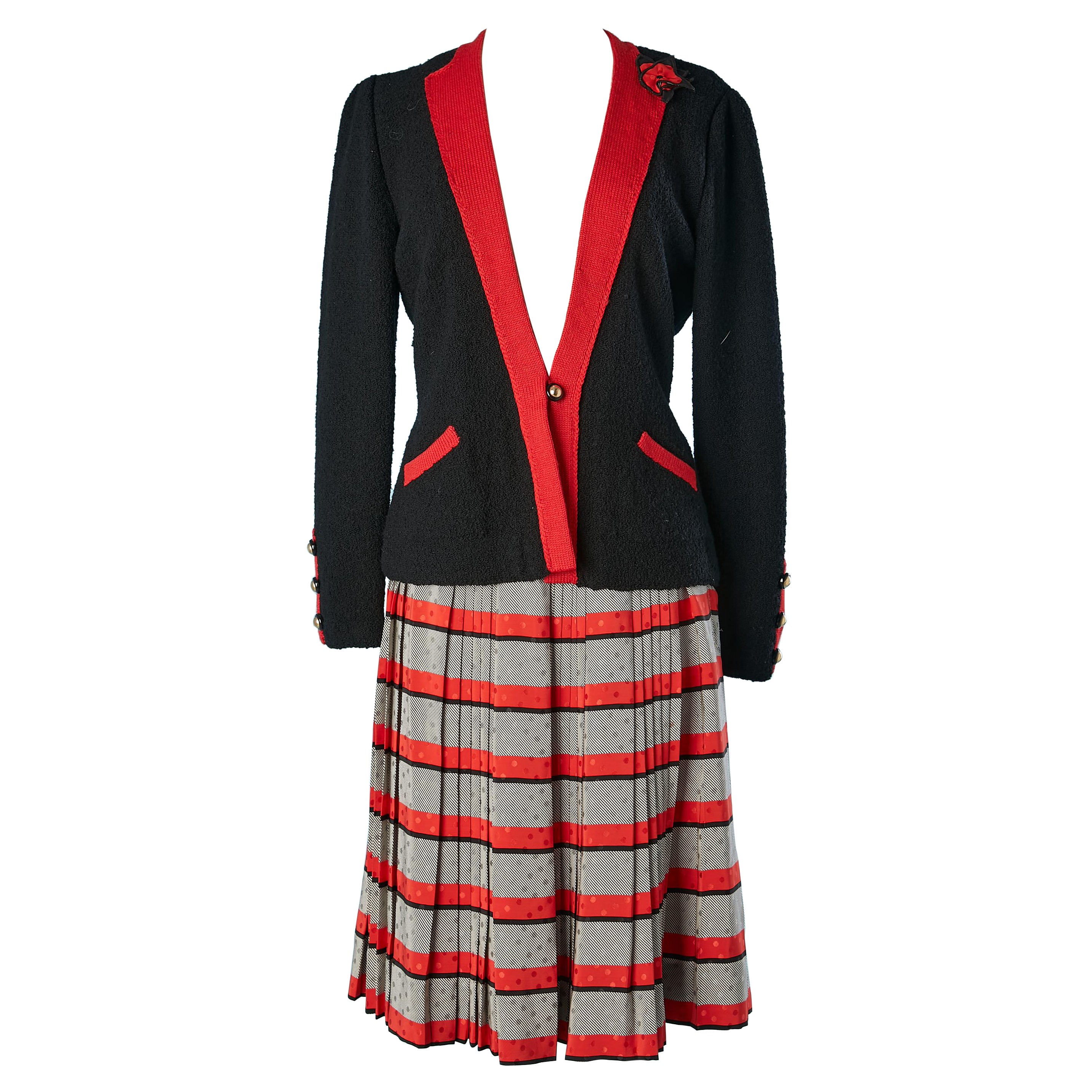 Un ensemble di cardigan blu e rosso e gonna a pieghe in seta Adolfo New-York in vendita