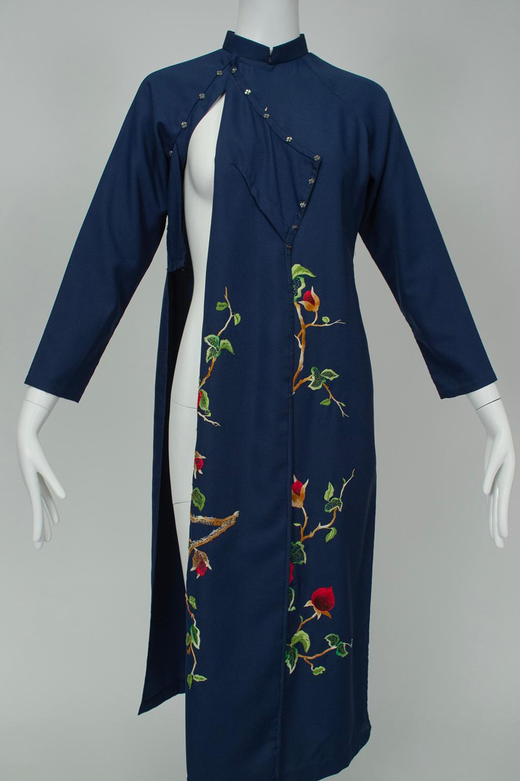 Navy and Red Rose Embroidered Vietnamese Split Cheongsam Tunic – XS, 1960s For Sale 7