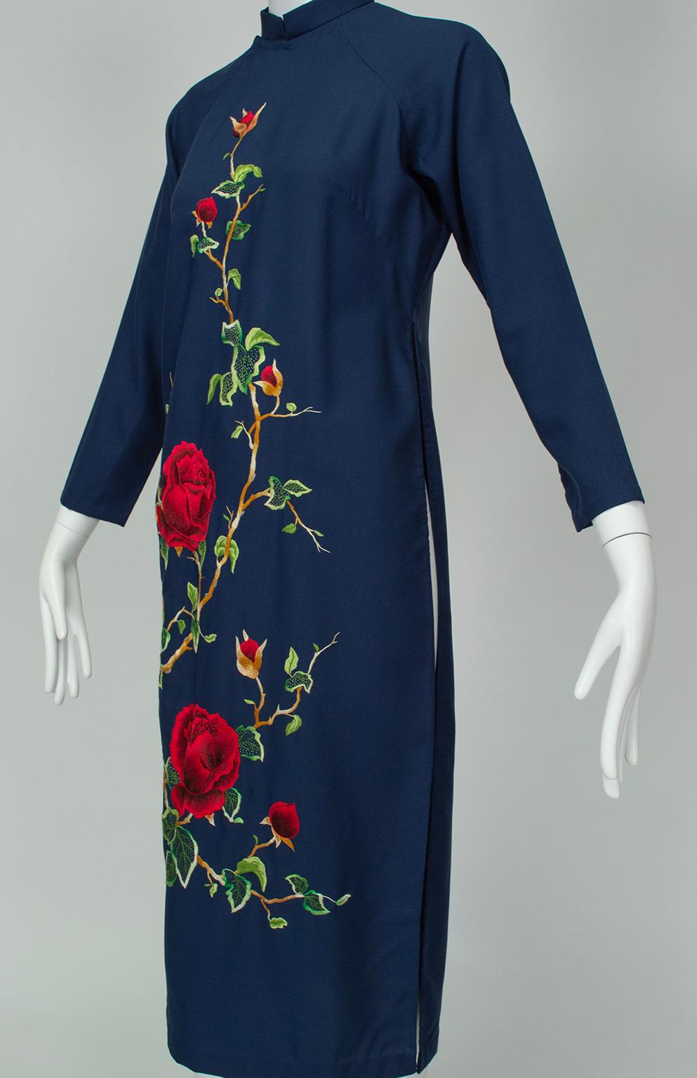 Women's Navy and Red Rose Embroidered Vietnamese Split Cheongsam Tunic – XS, 1960s For Sale