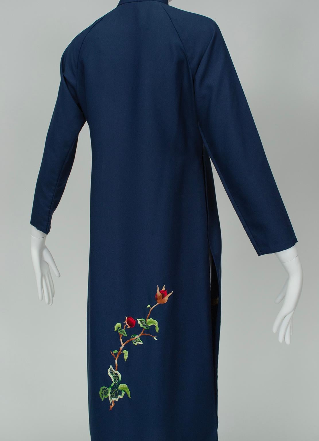 Navy and Red Rose Embroidered Vietnamese Split Cheongsam Tunic – XS, 1960s For Sale 1