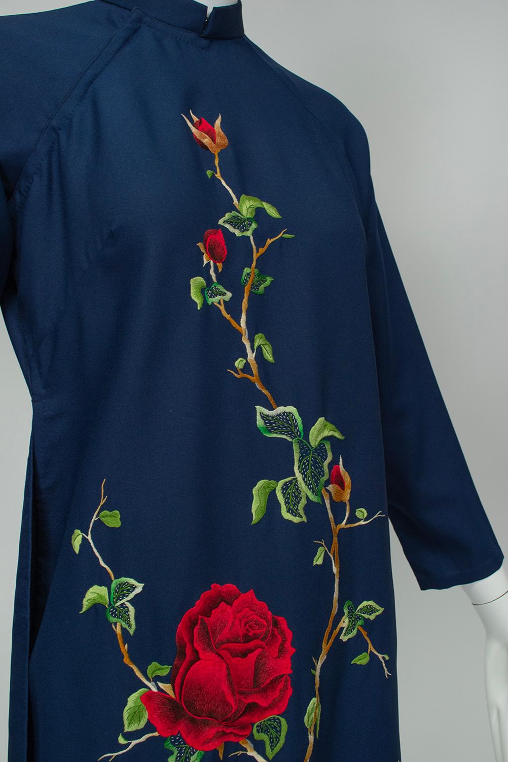 Navy and Red Rose Embroidered Vietnamese Split Cheongsam Tunic – XS, 1960s For Sale 2