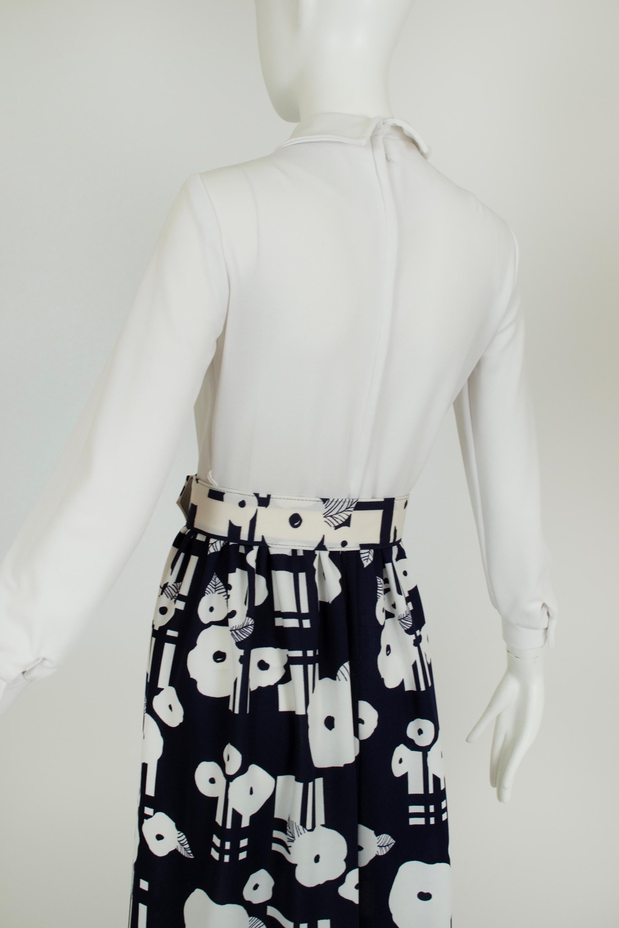Navy and White Graphic Print Belted Maxi Hostess Dress w Vest – S, late l960s For Sale 4