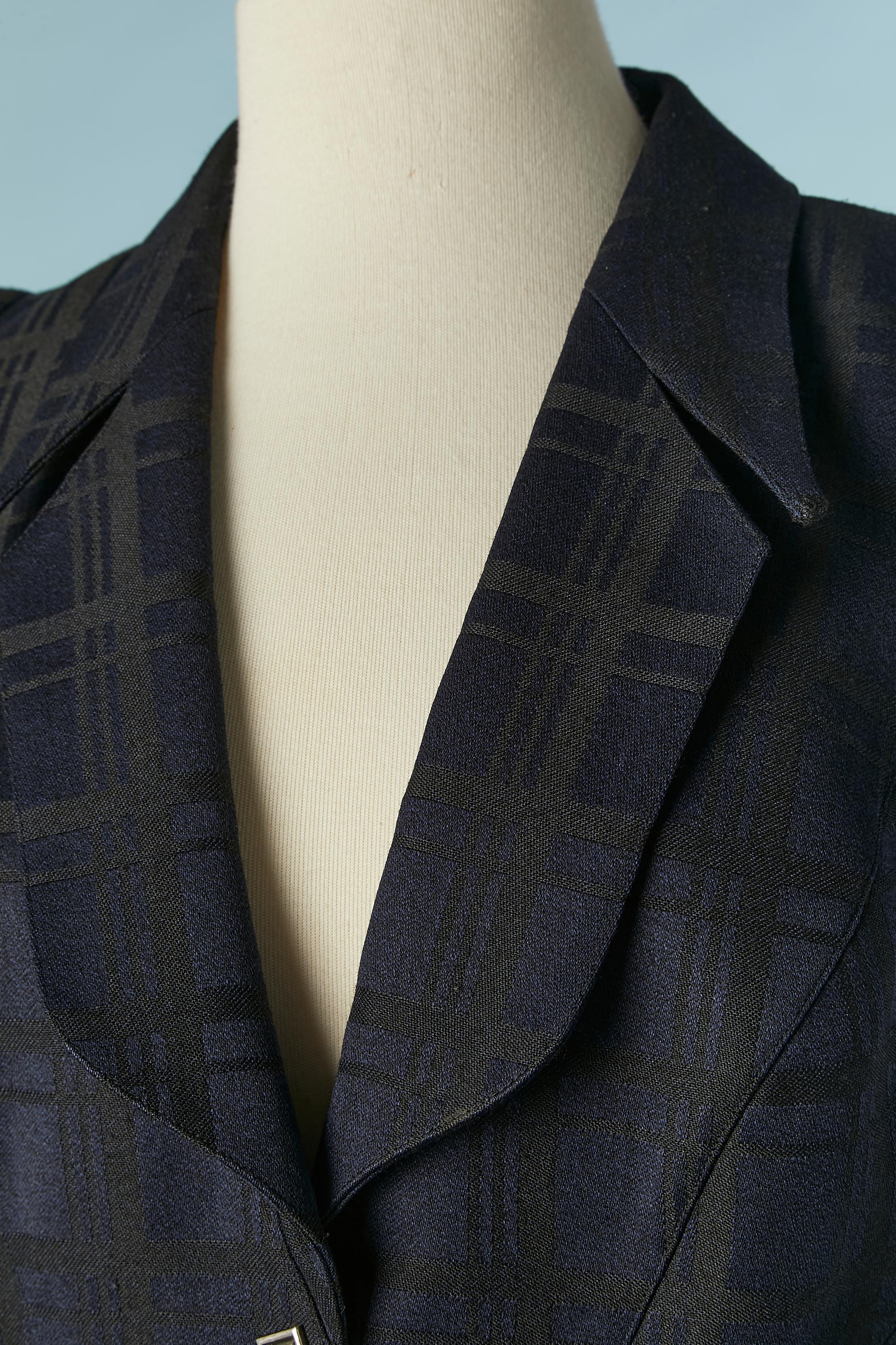 Navy blue and black check pattern jacquard skirt-suit. Main fabric: 100% wool. Lining: 100% acetate. Shoulder-pad.
SIZE 38 (Fr) M 