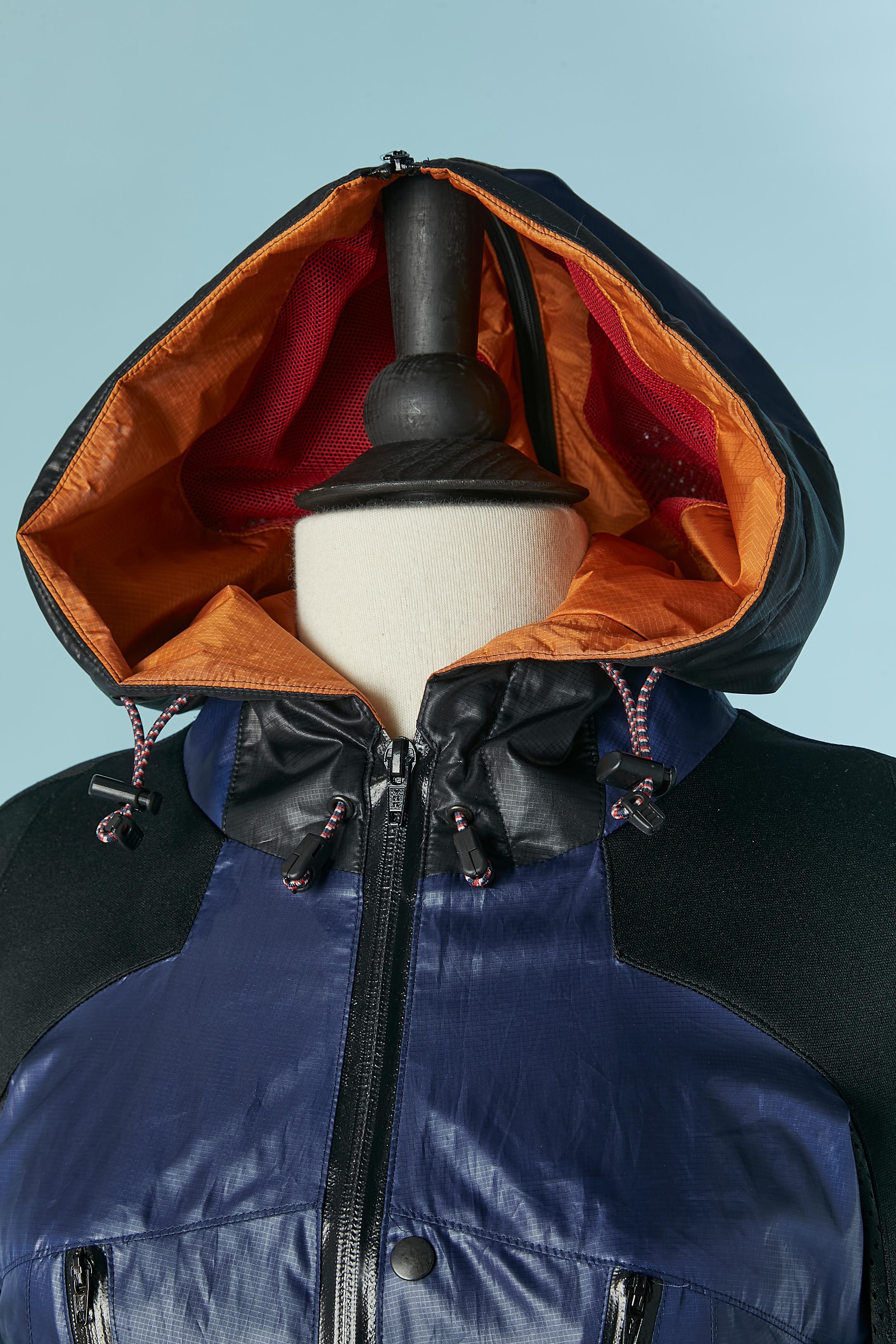 Parka tecnico blu navy e nero con cappuccio. Tessuto principale: 100% poliestere
Chiusura a scatto sul centro della parte anteriore e chiusura a zip sulla parte superiore. 4 tasche sul davanti con chiusura a zip e zip anche sul cappuccio.
TAGLIA XS
