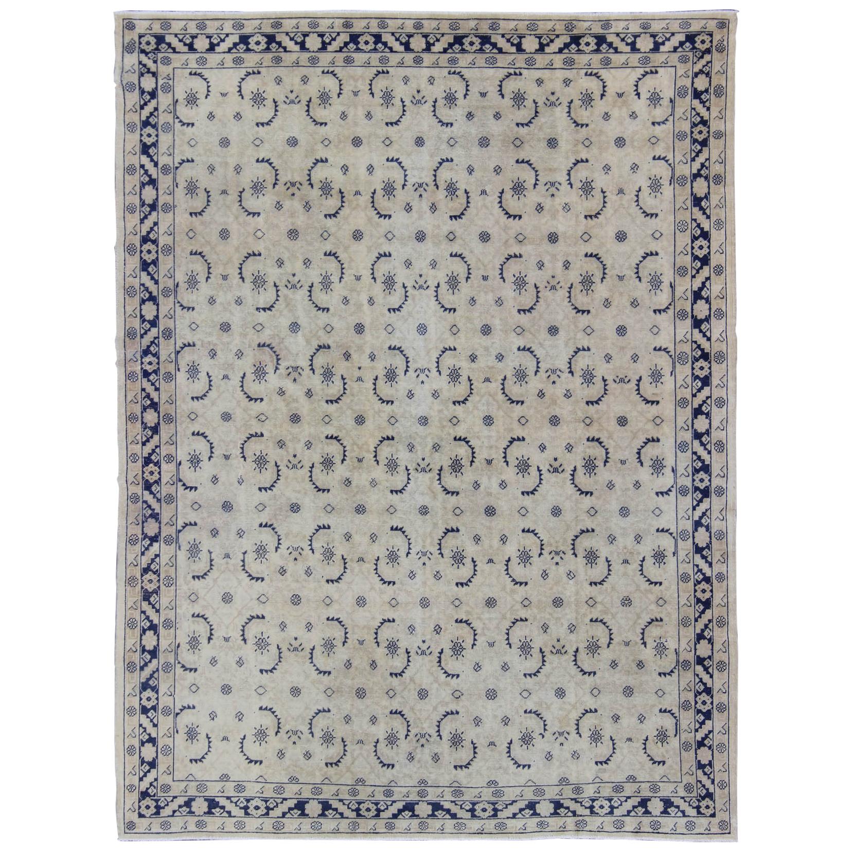 Türkischer Oushak-Teppich in Marineblau und Elfenbein im Allover-Design im Vintage-Stil