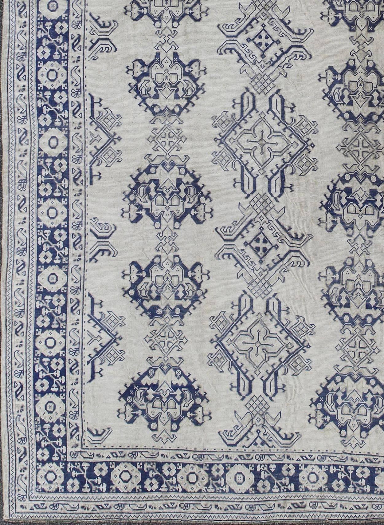 Navy blue and ivory antique Turkish Oushak rug with vertical Geometric Design. Keivan Woven Arts / rug en-165161, country of origin type: Turkey Oushak, circa 1920.
Measures: 9'2 x 16'8.
This Oushak carpet (circa early 20th century) features an