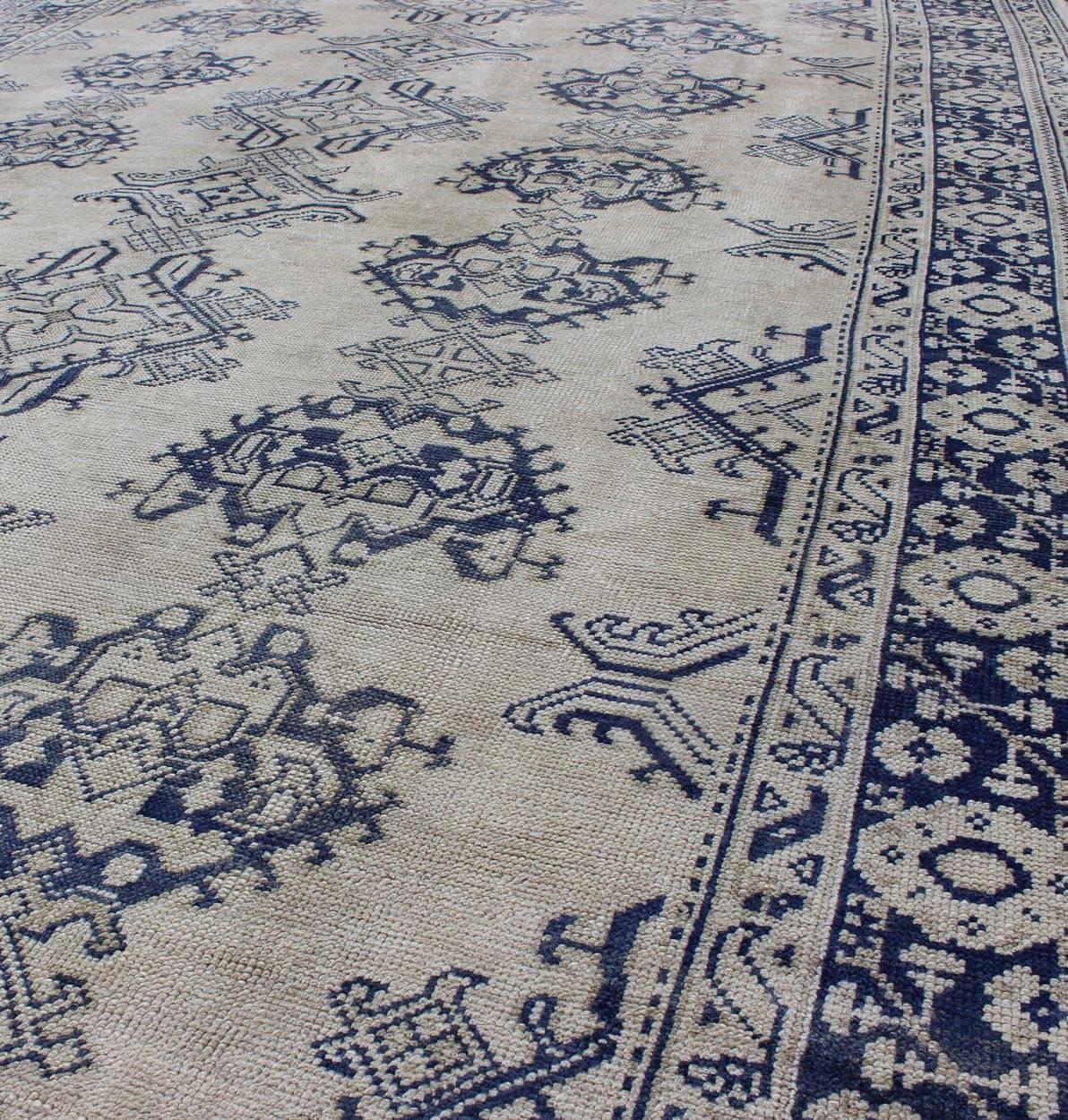 Early 20th Century Navy Blue and Ivory Antique Turkish Oushak Rug with Vertical Geometric Design For Sale