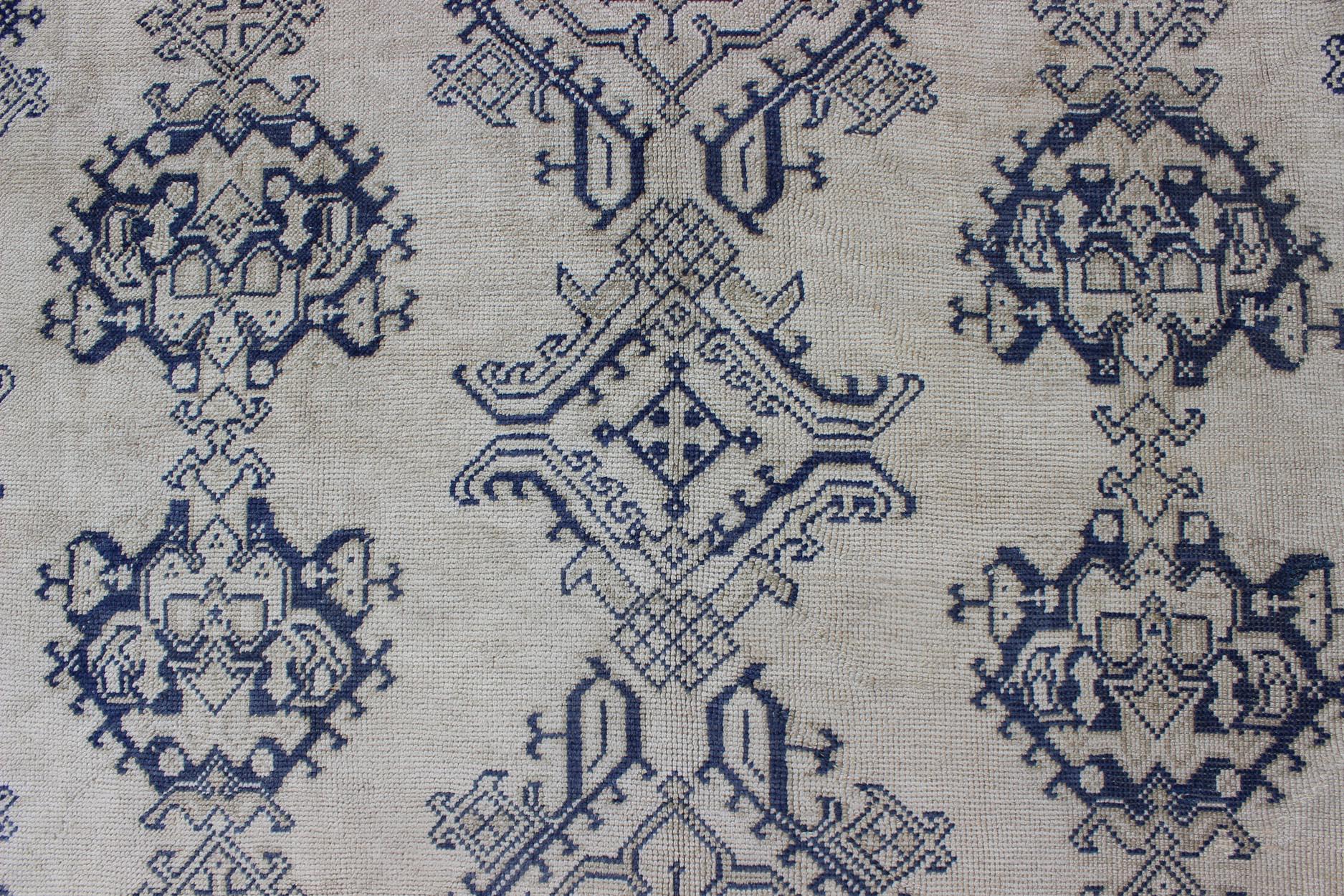 Antiker türkischer Oushak-Teppich in Marineblau und Elfenbein mit vertikalem geometrischem Design im Angebot 1