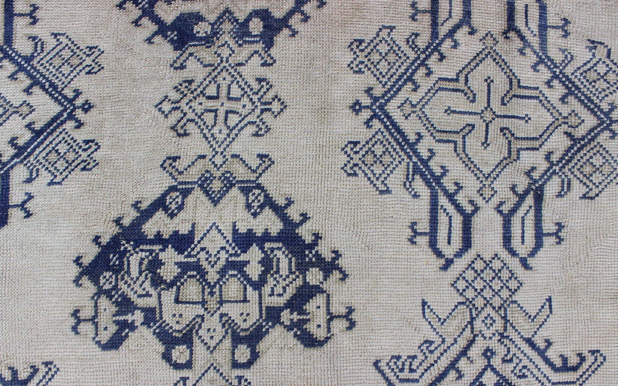 Antiker türkischer Oushak-Teppich in Marineblau und Elfenbein mit vertikalem geometrischem Design im Angebot 2
