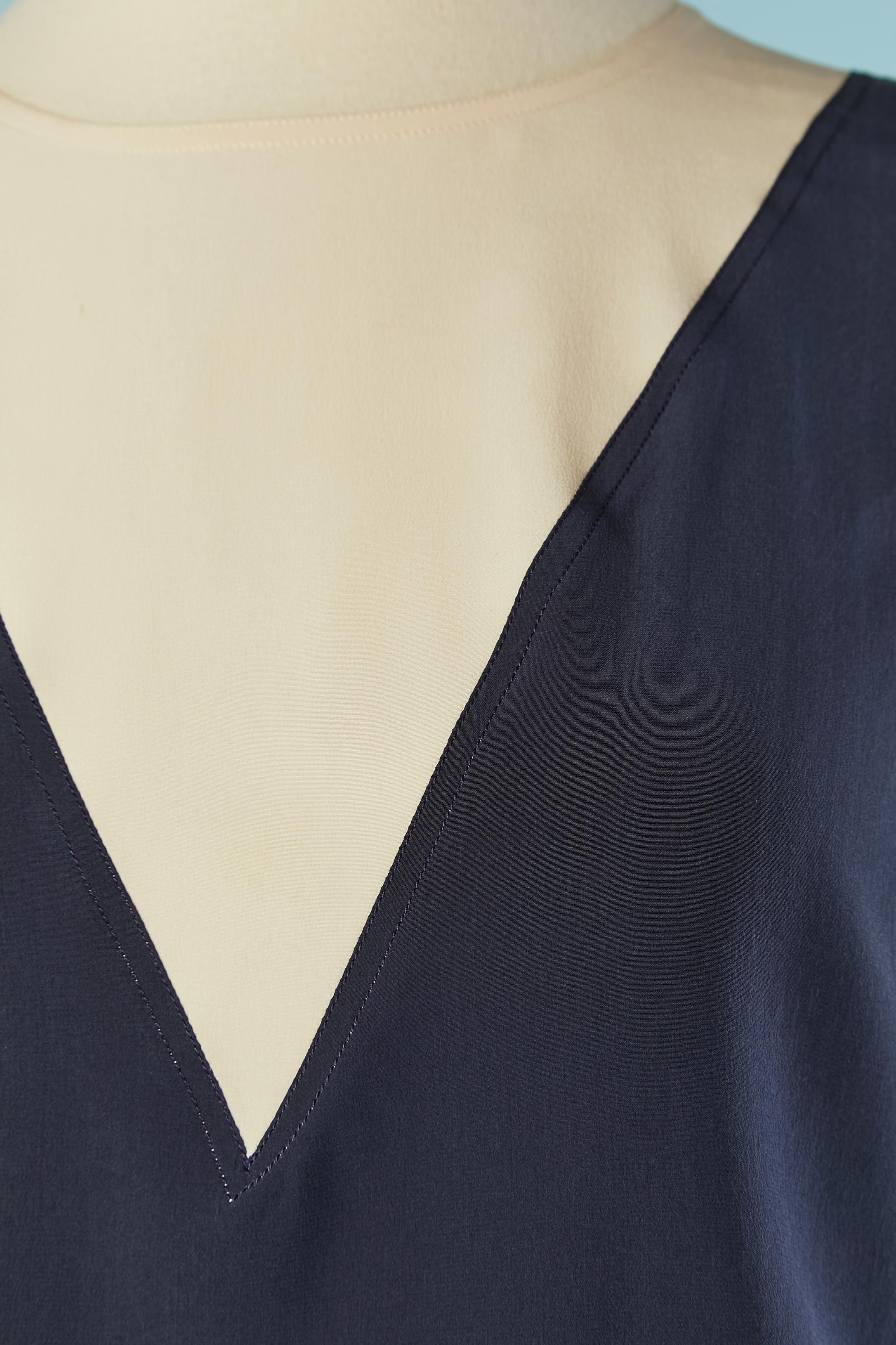 Blanc Ensemble en soie bleu marine et ivoire CHANEL Circa 1970 en vente