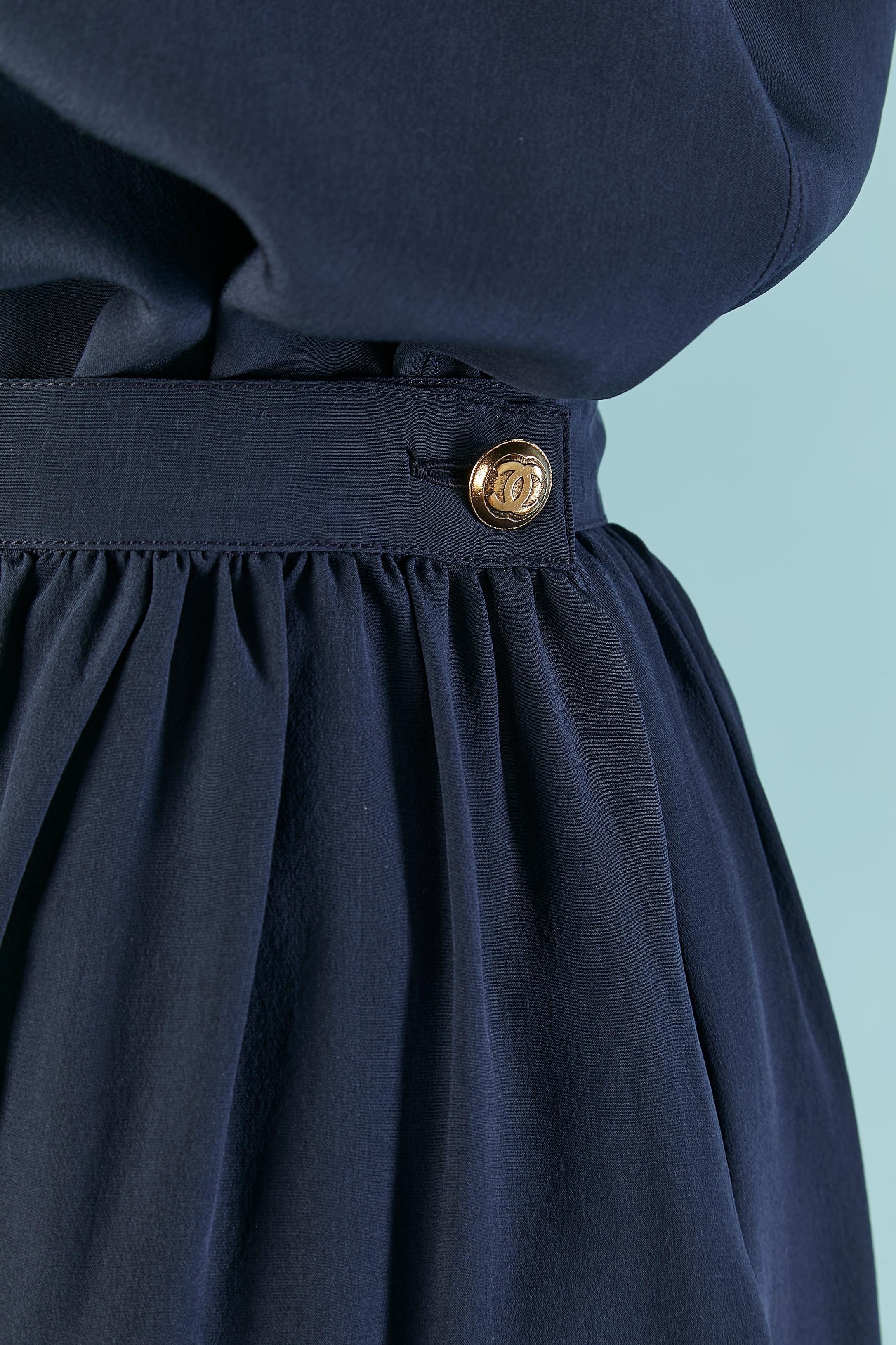 Ensemble en soie bleu marine et ivoire CHANEL Circa 1970 Pour femmes en vente