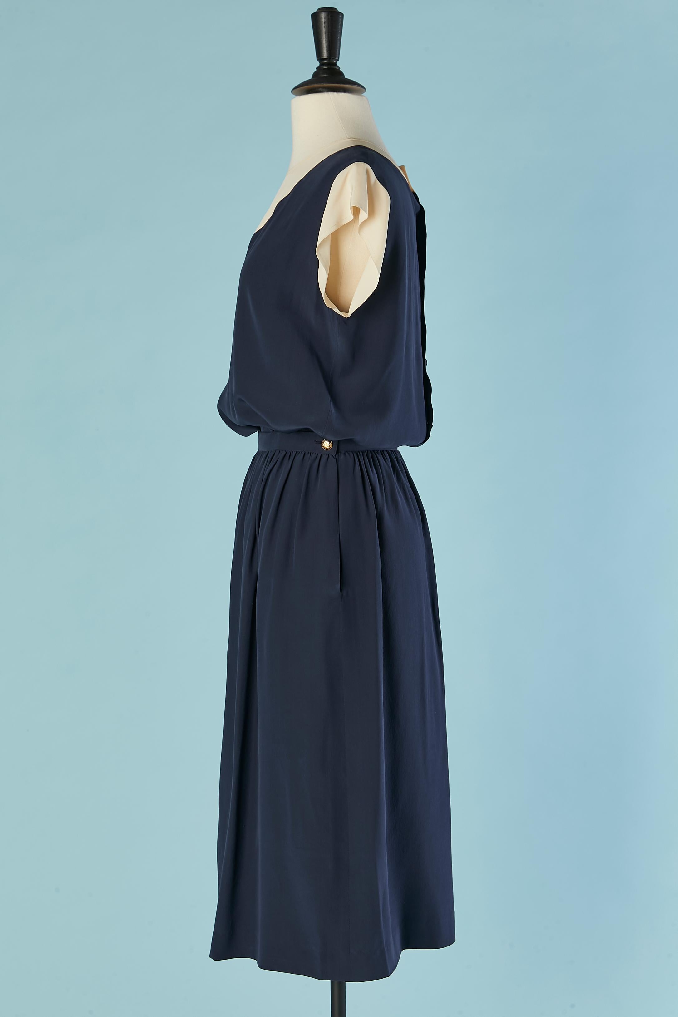 Ensemble en soie bleu marine et ivoire CHANEL Circa 1970 en vente 1