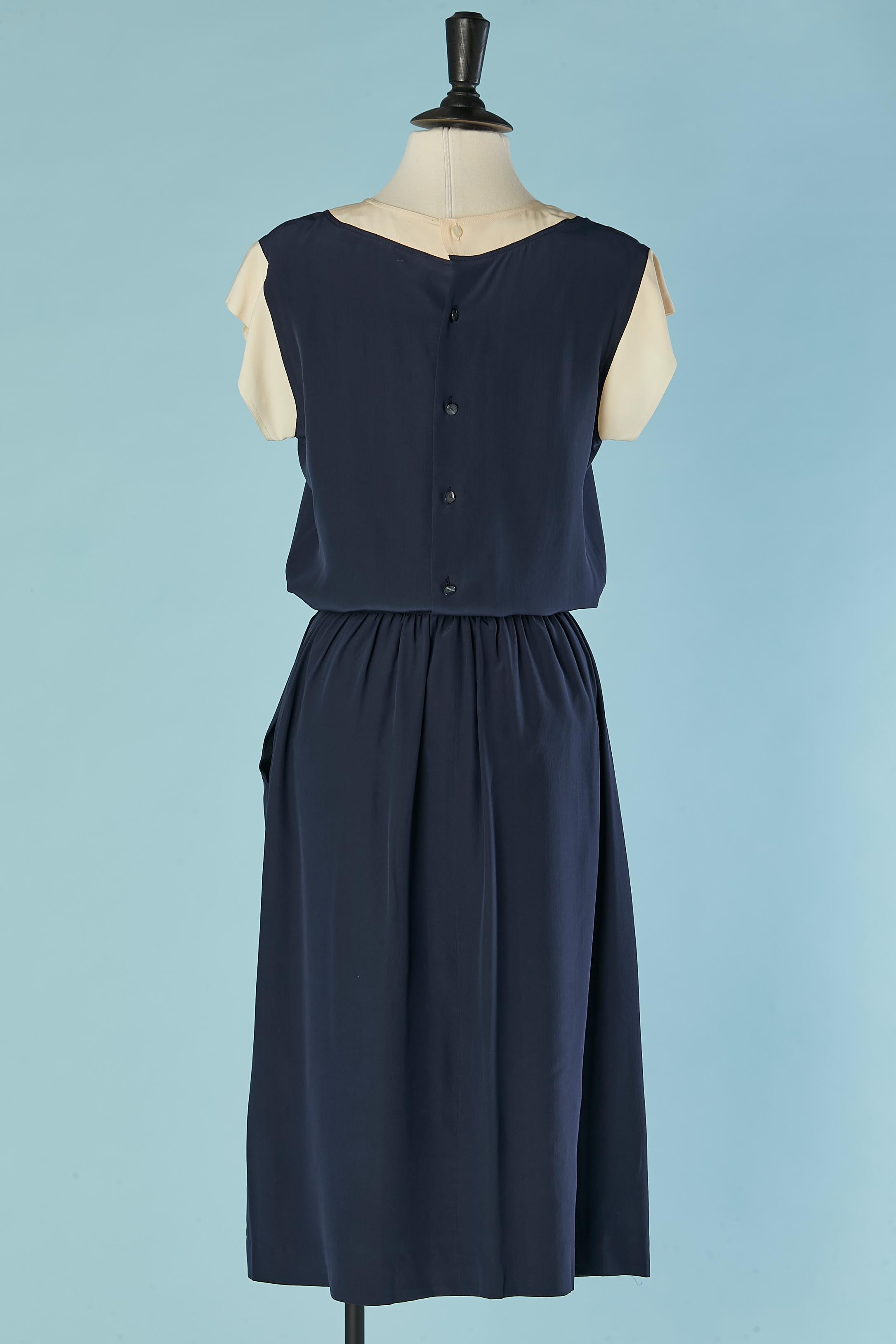 Ensemble en soie bleu marine et ivoire CHANEL Circa 1970 en vente 2