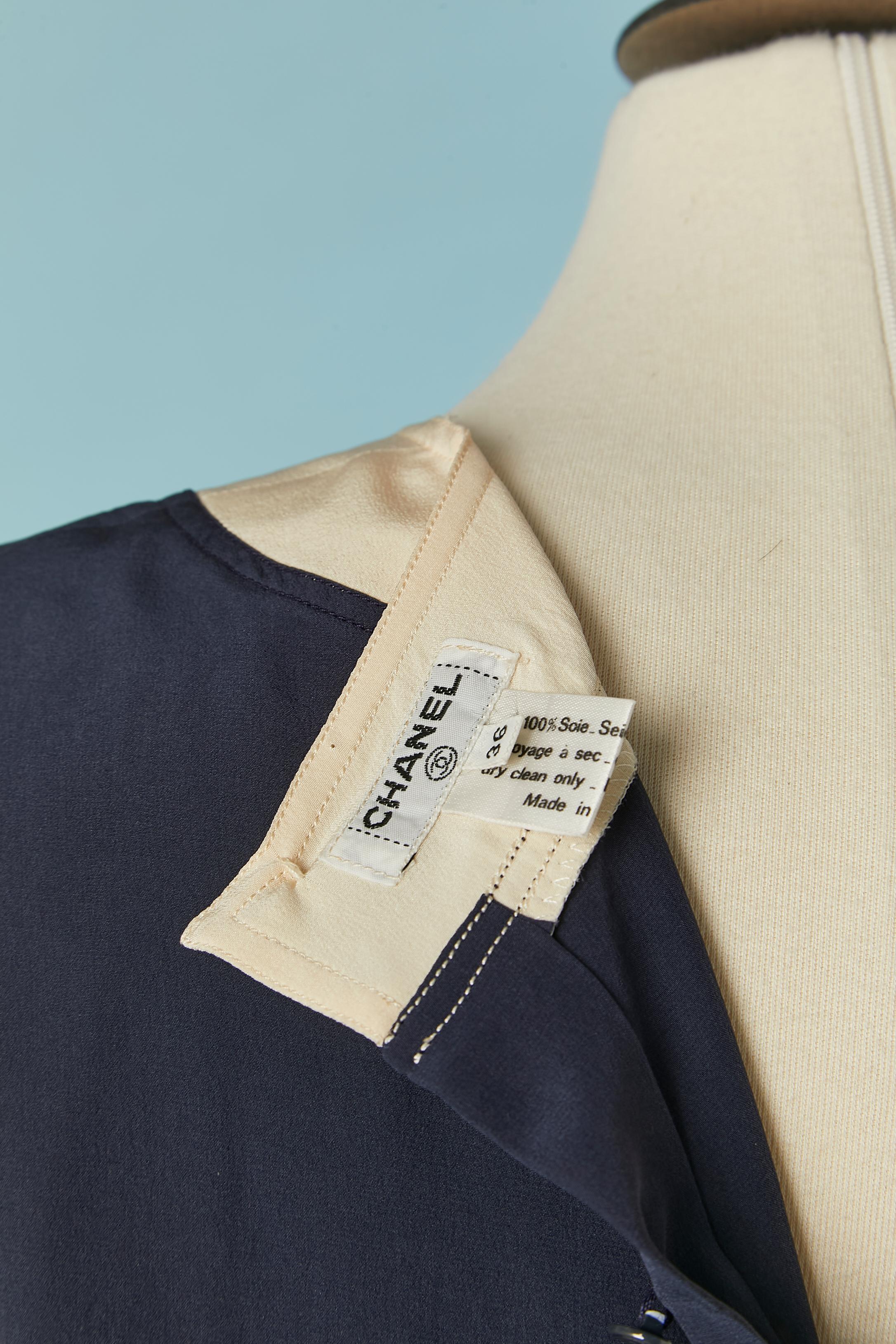 Ensemble en soie bleu marine et ivoire CHANEL Circa 1970 en vente 4