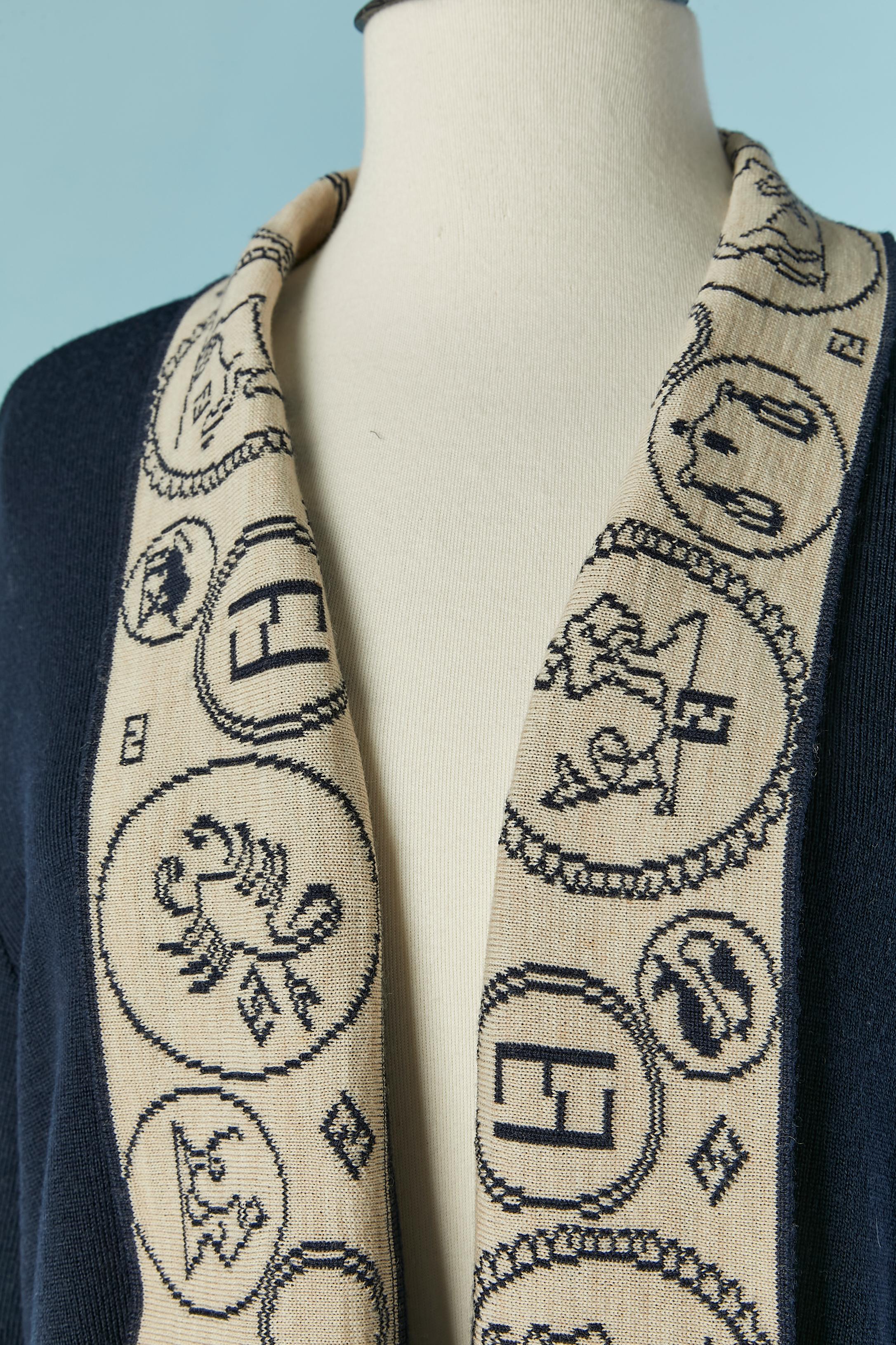 Marineblaue und cremefarbene Jacquard-Strickjacke aus Wolle. Tasche und Druckknopf auf beiden Seiten. 
GRÖSSE 46 (It) 42 (Fr) L 