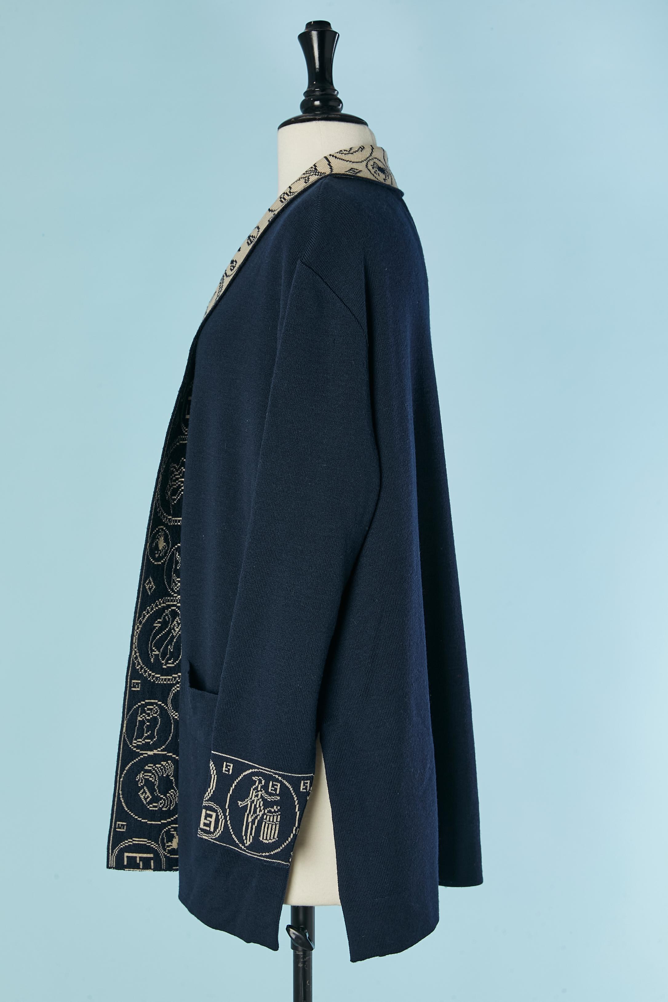 Marineblaue und Off-White Wolljacquard-Strickjacke FENDI im Angebot 1