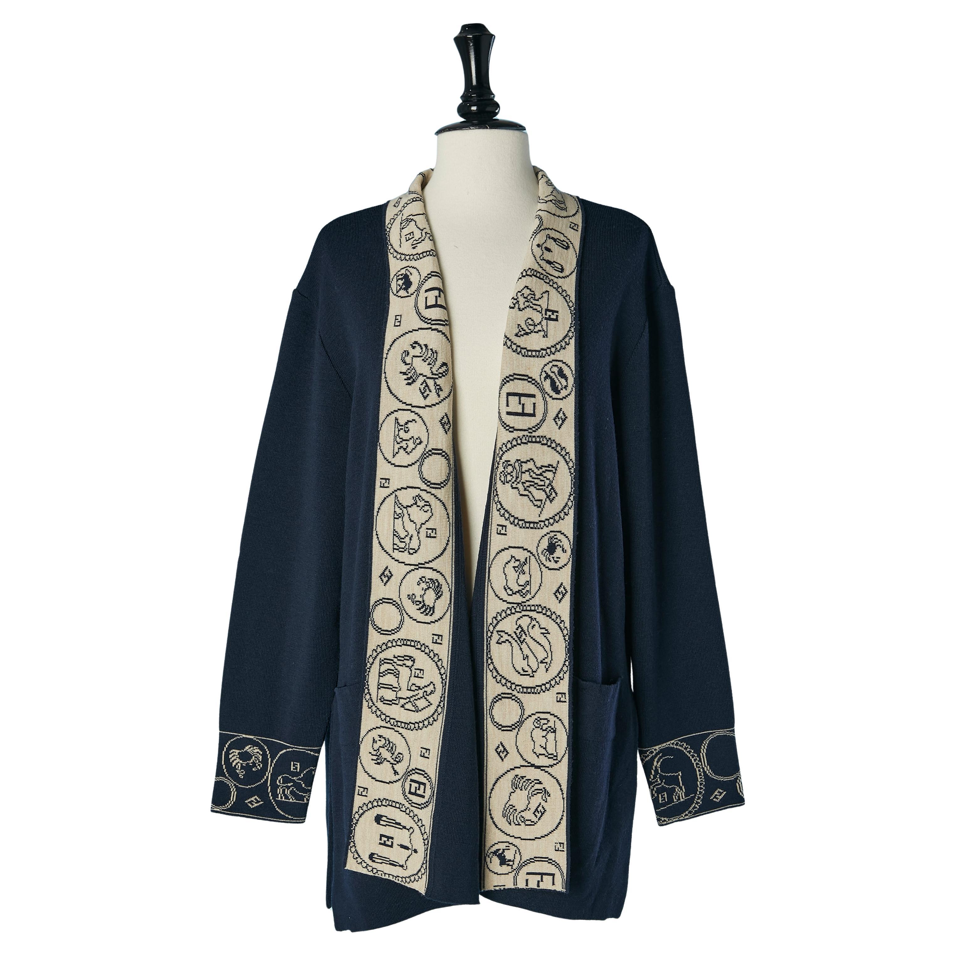Marineblaue und Off-White Wolljacquard-Strickjacke FENDI im Angebot