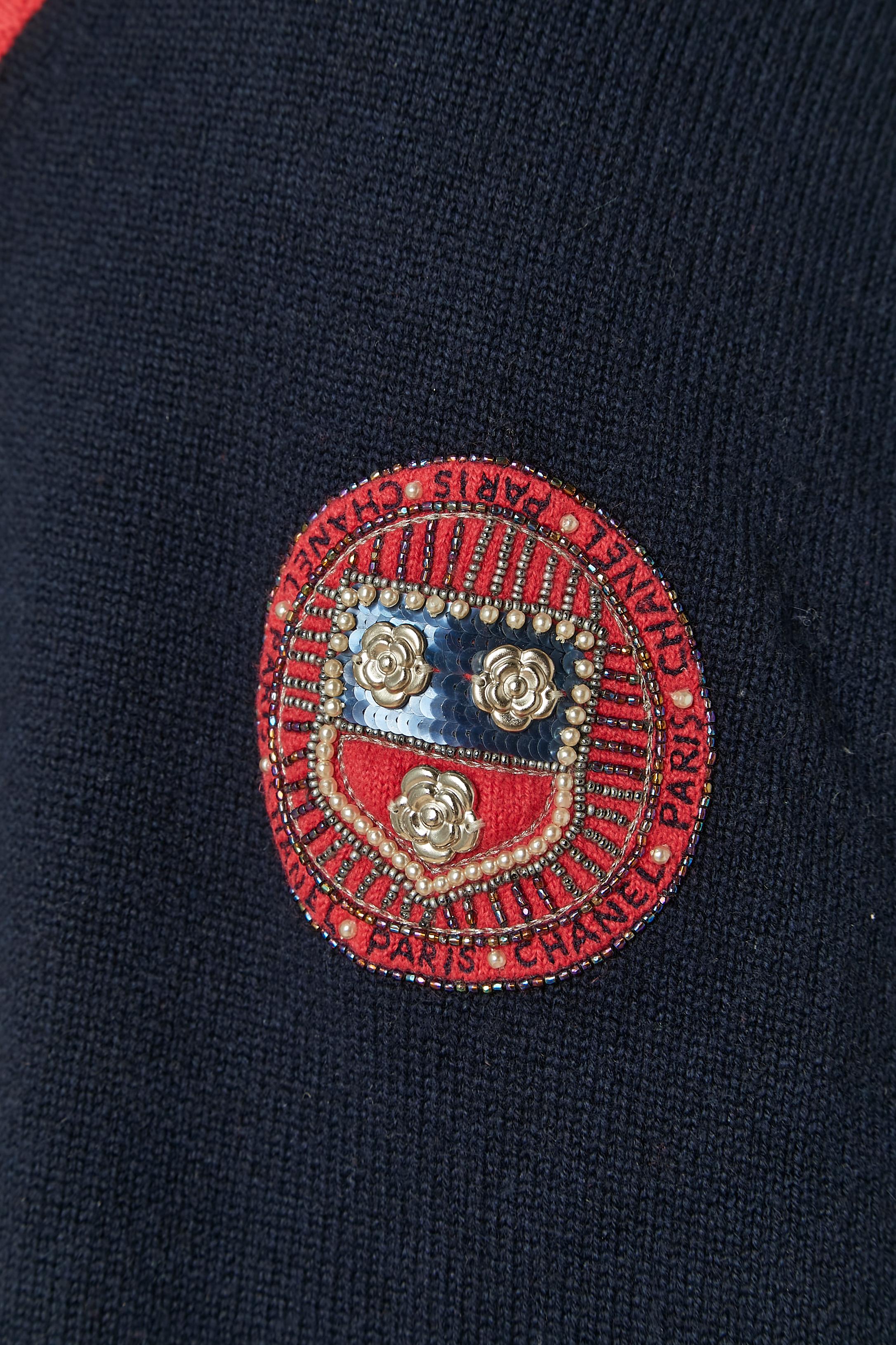 Nero Maglione in cashmere blu navy e rosso con scollo a V e patch di perline Chanel in vendita