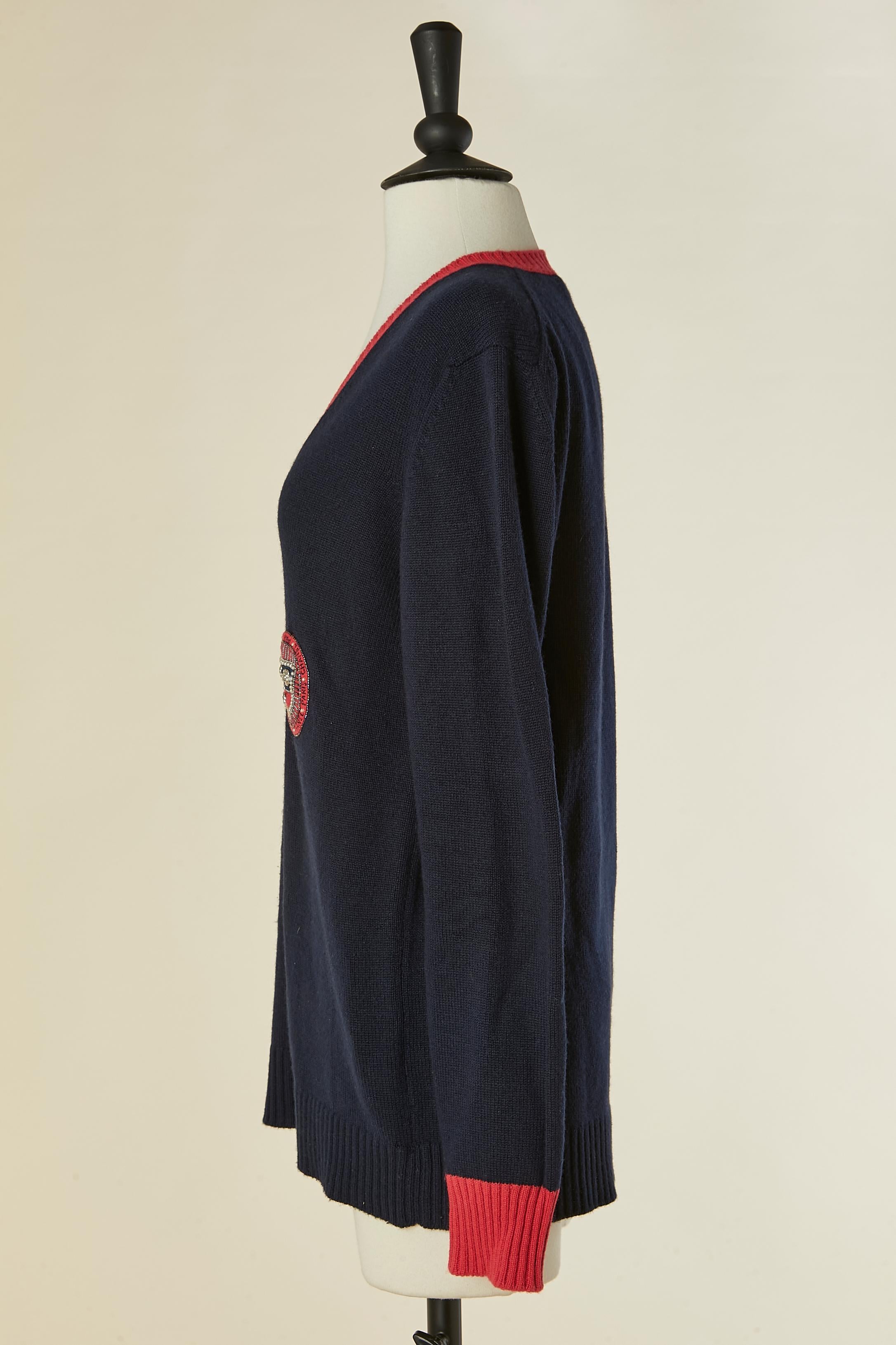Maglione in cashmere blu navy e rosso con scollo a V e patch di perline Chanel In condizioni ottime in vendita a Saint-Ouen-Sur-Seine, FR